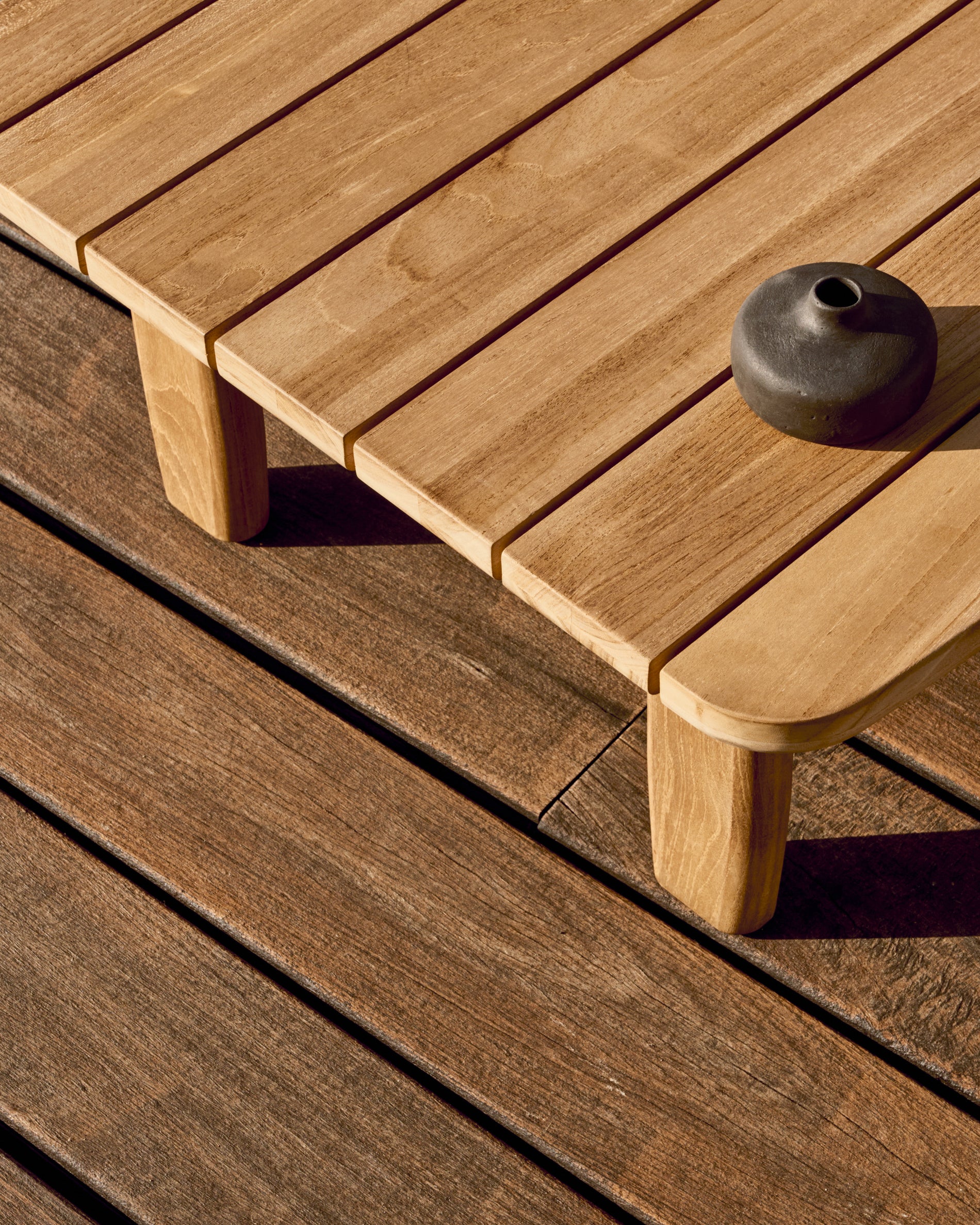 Tirant side table made from solid teak wood 70 x 70 cm FSC 100% - Lifestyle