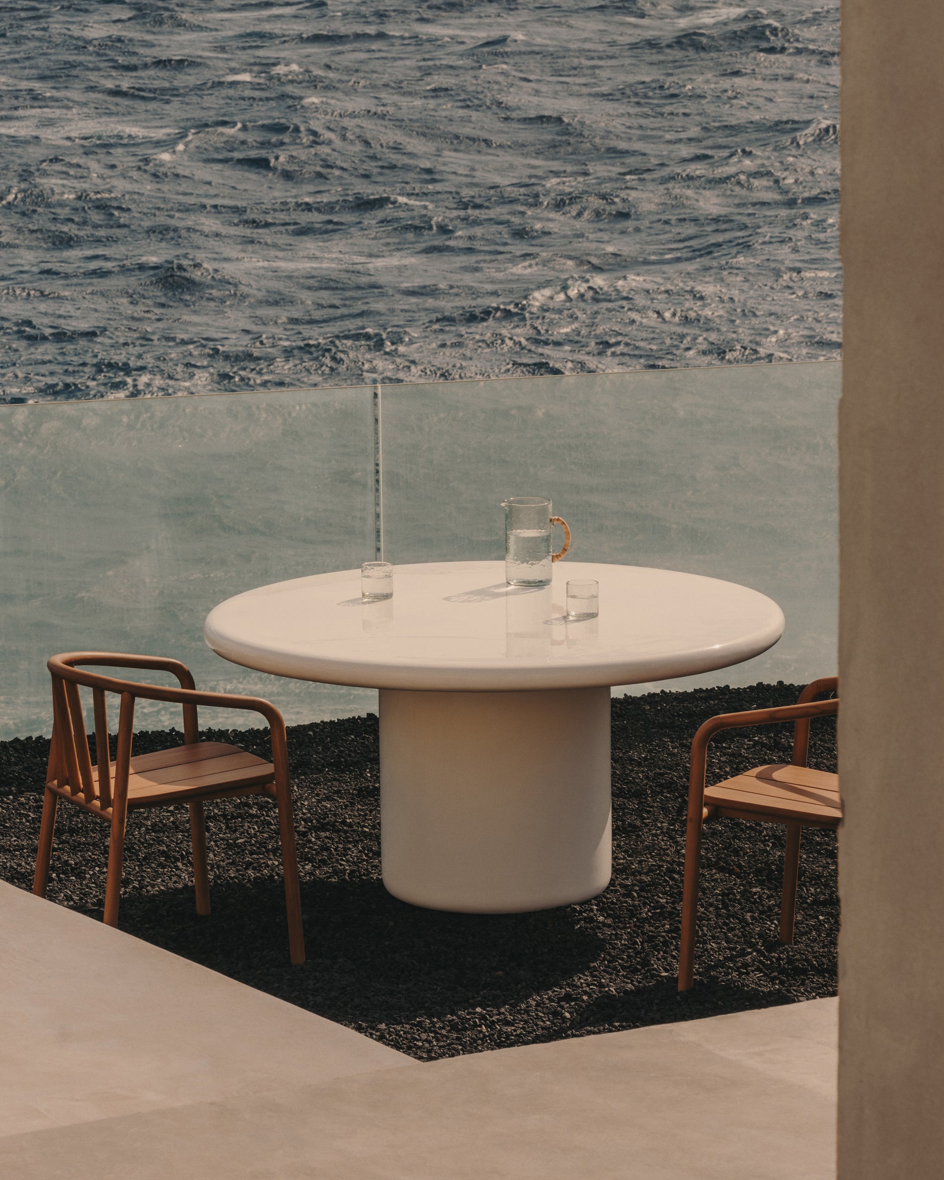 Canaret round cement table in a glossy white finish Ø 152 cm - Lifestyle