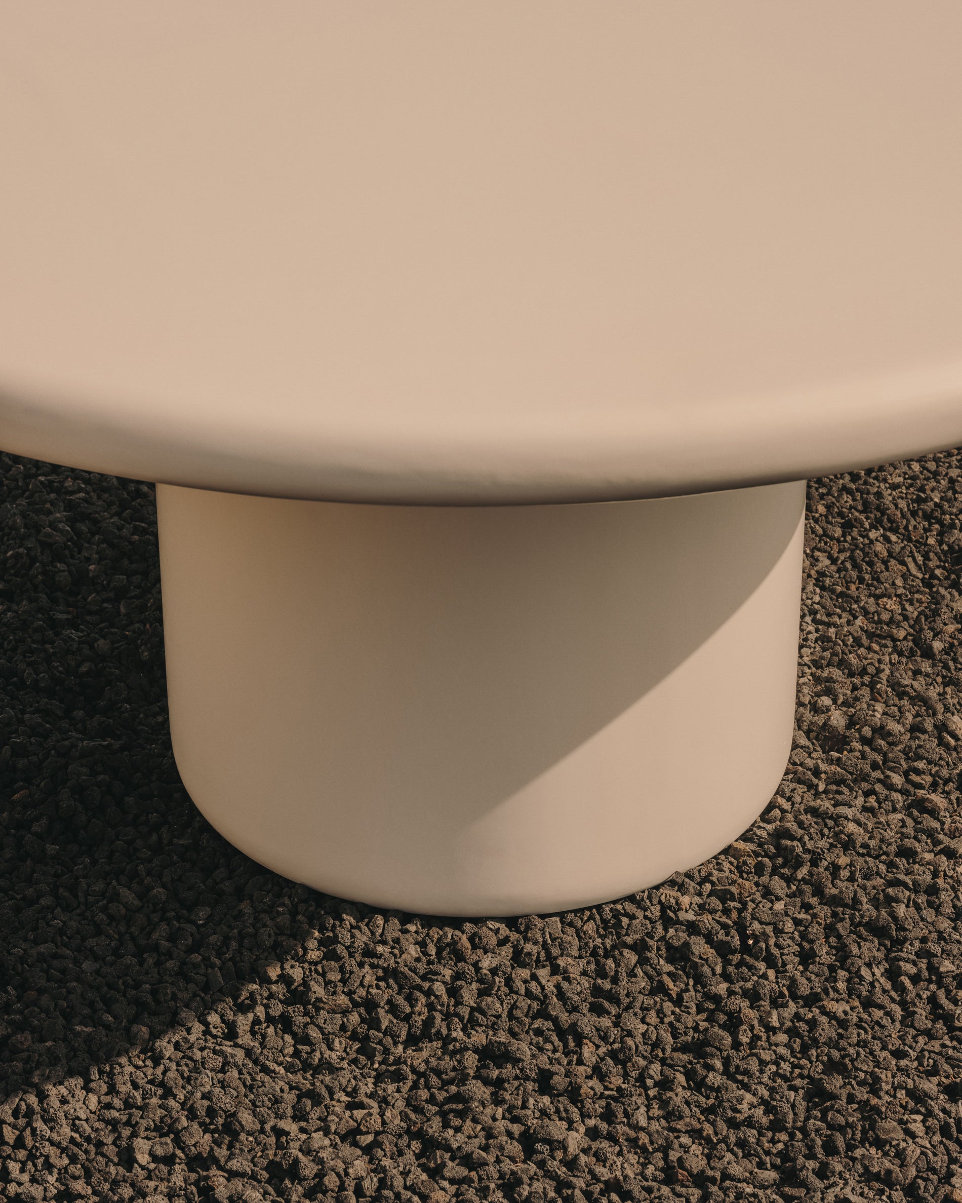 Canaret round cement table in a glossy white finish Ø 152 cm - Lifestyle