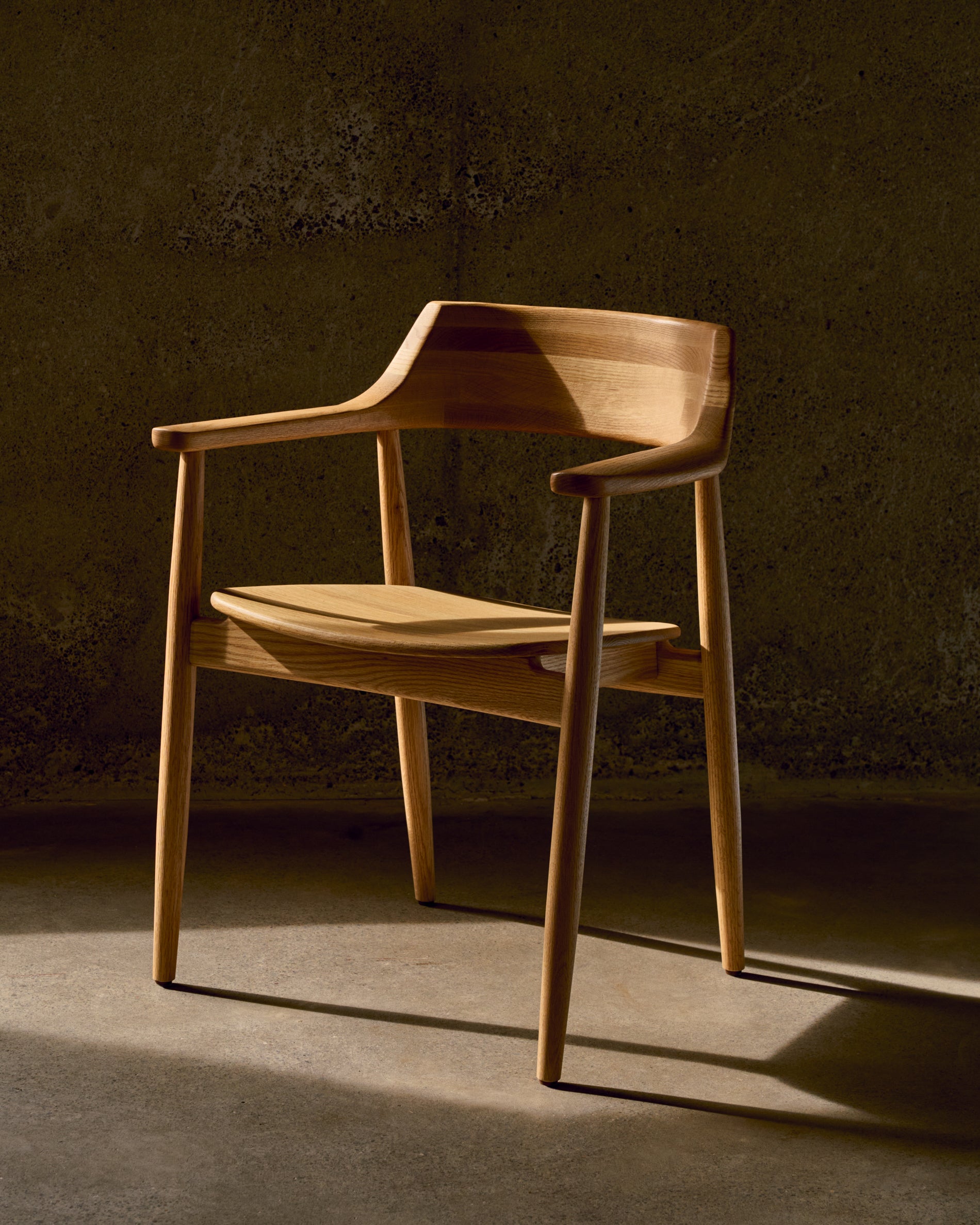 Fondes chair in solid oak wood with natural finish FSC Mix Credit - Lifestyle