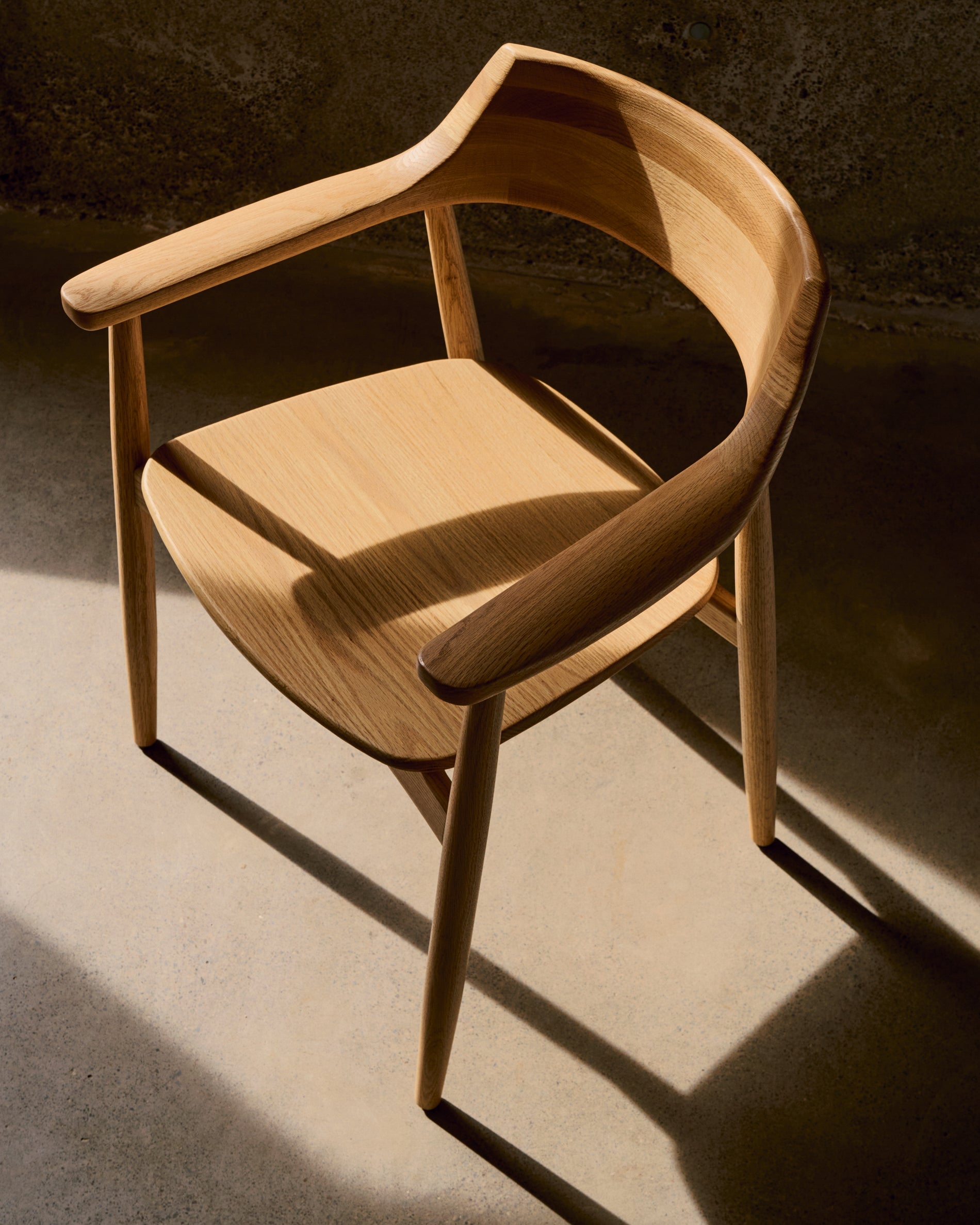 Fondes chair in solid oak wood with natural finish FSC Mix Credit - Lifestyle