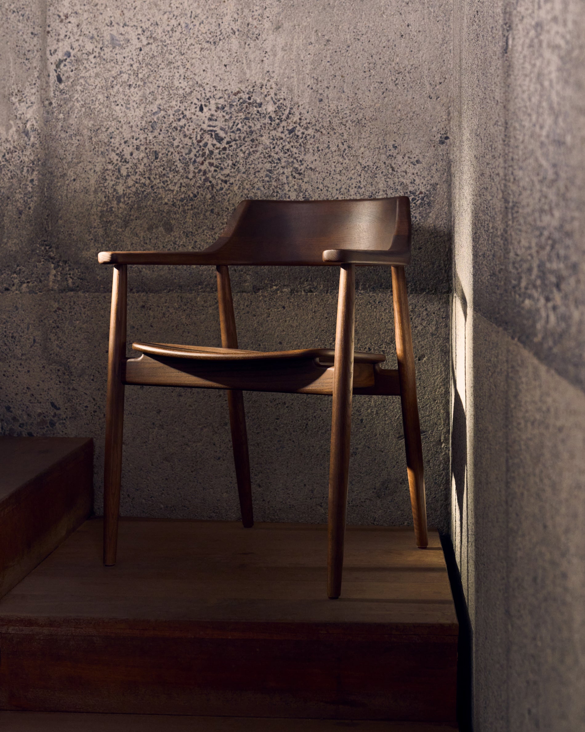 Fondes chair in solid oak wood with walnut finish FSC Mix Credit - Lifestyle