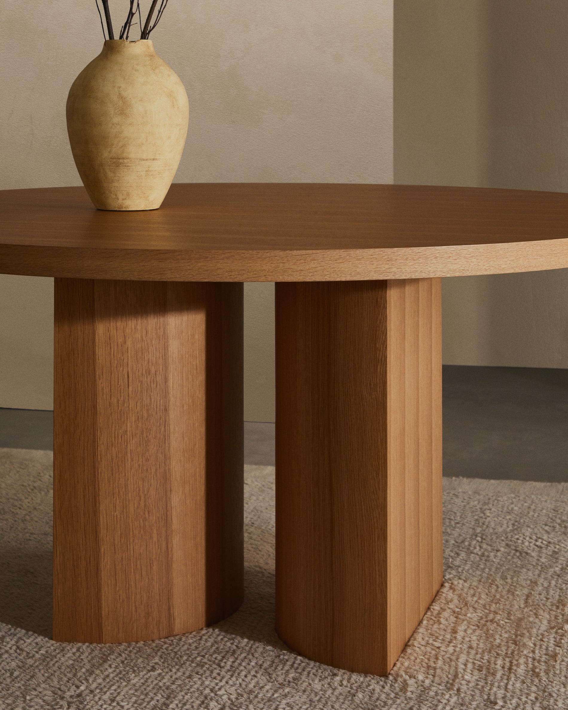 Nealy round table with an oak veneer in a natural finish, Ø 150 cm - Lifestyle