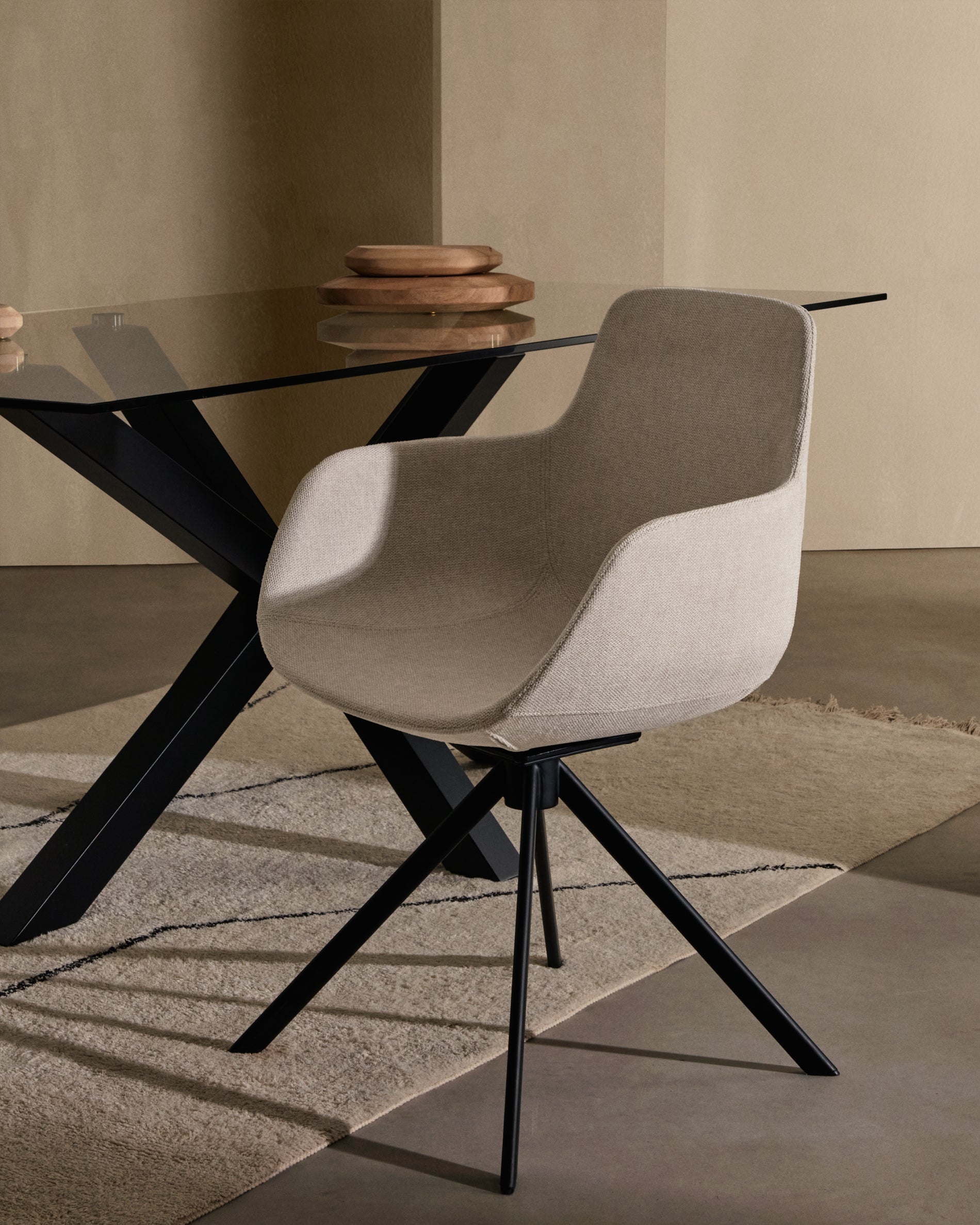 Tissiana self-centring swivel chair in beige chenille and matte black aluminium - Lifestyle