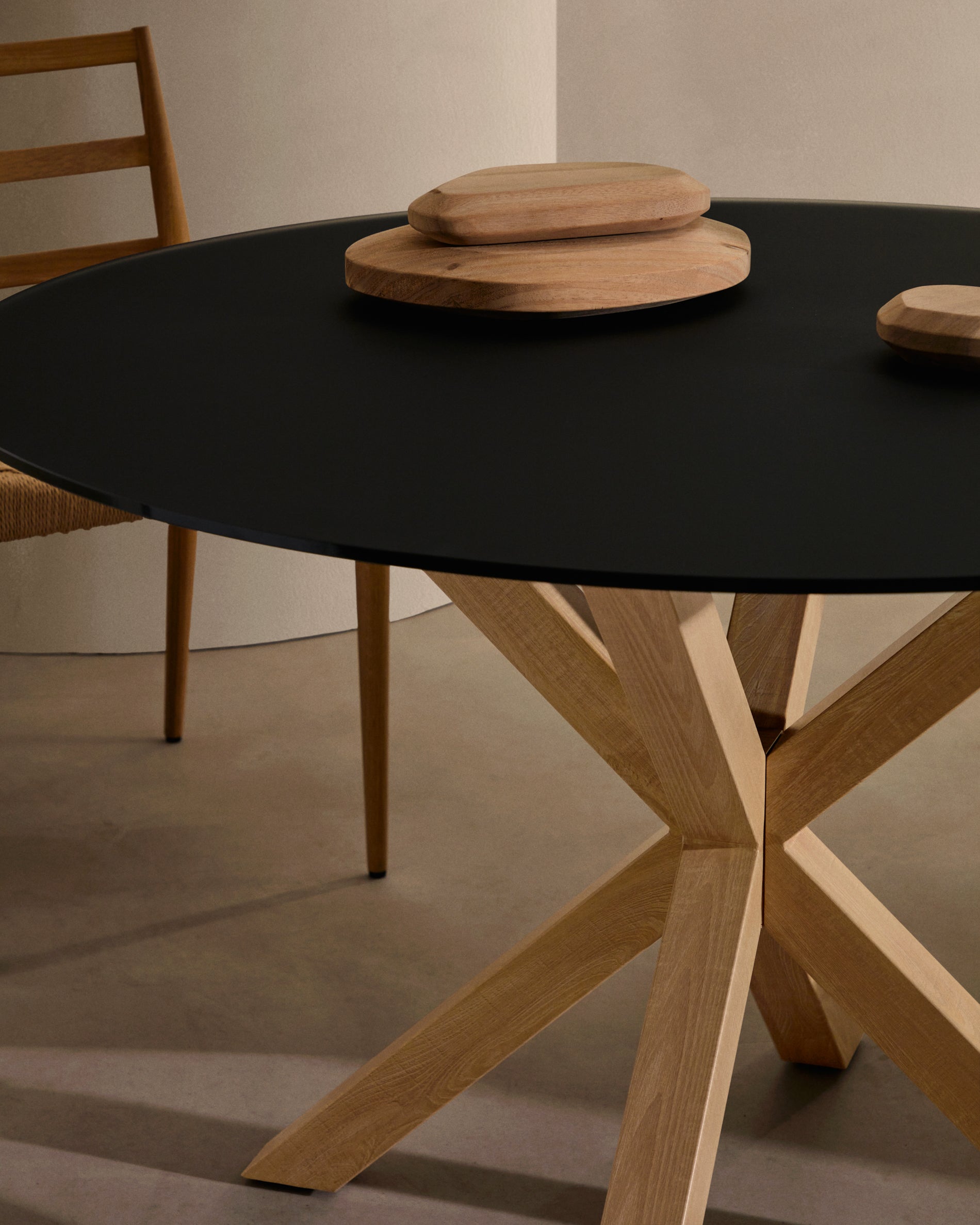 Argo round table in frosted black glass and wood effect steel legs, Ø 120 cm - Lifestyle