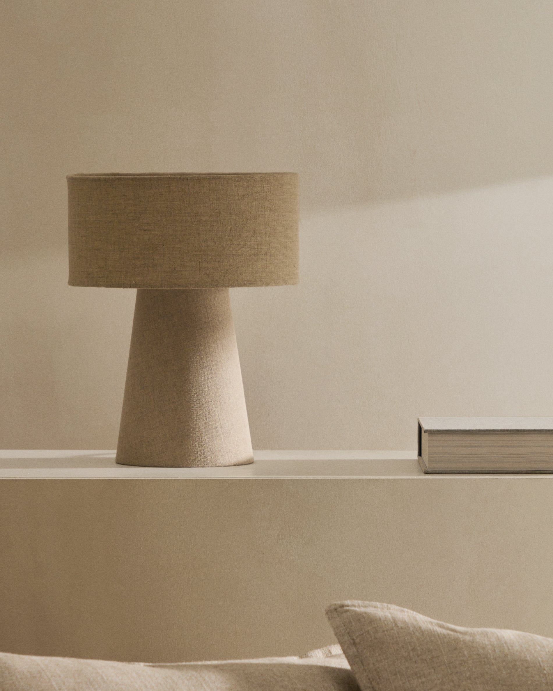 Algaida table lamp in grey fabric - Lifestyle