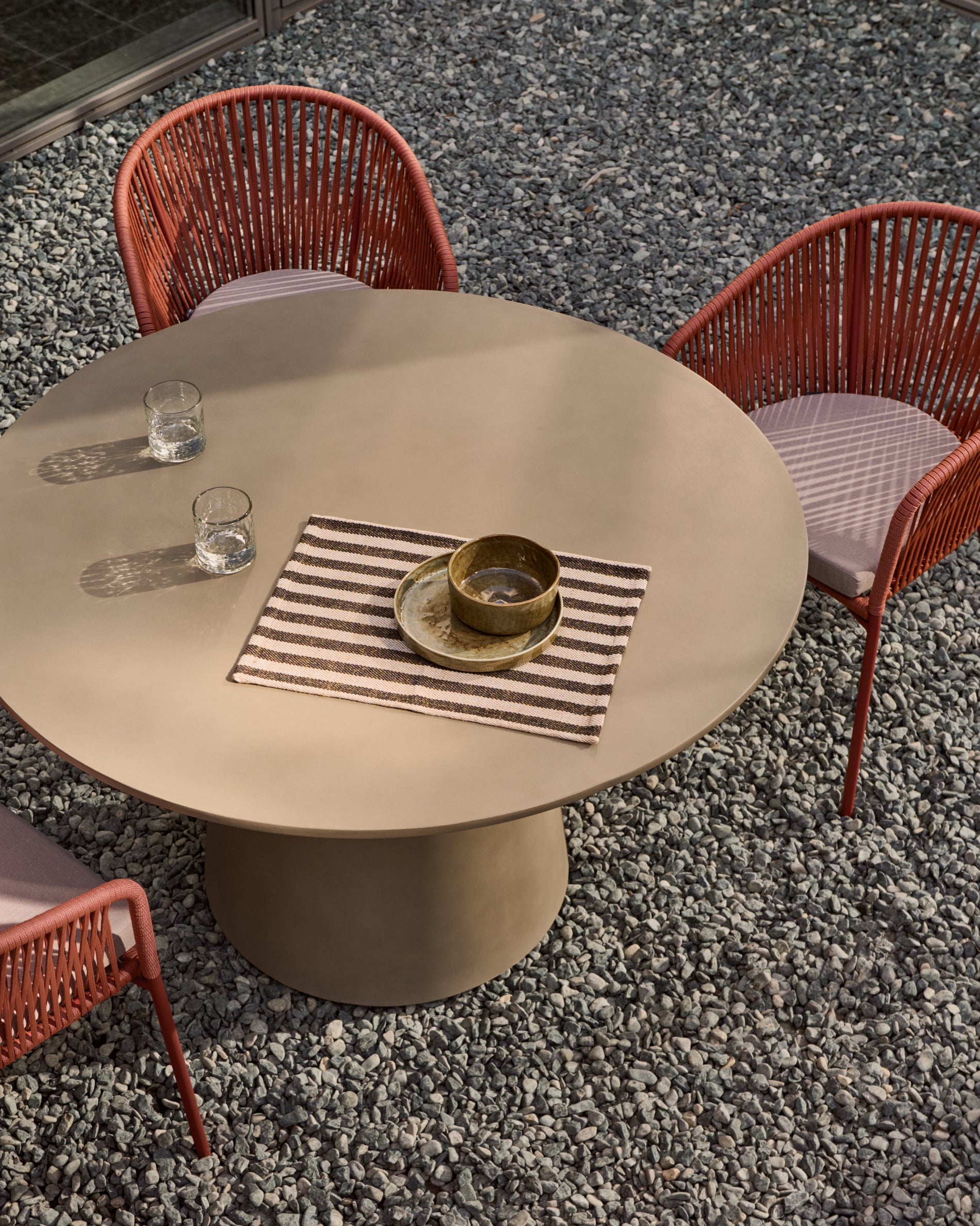 Itai outdoor round cement table, Ø 120 cm - Lifestyle