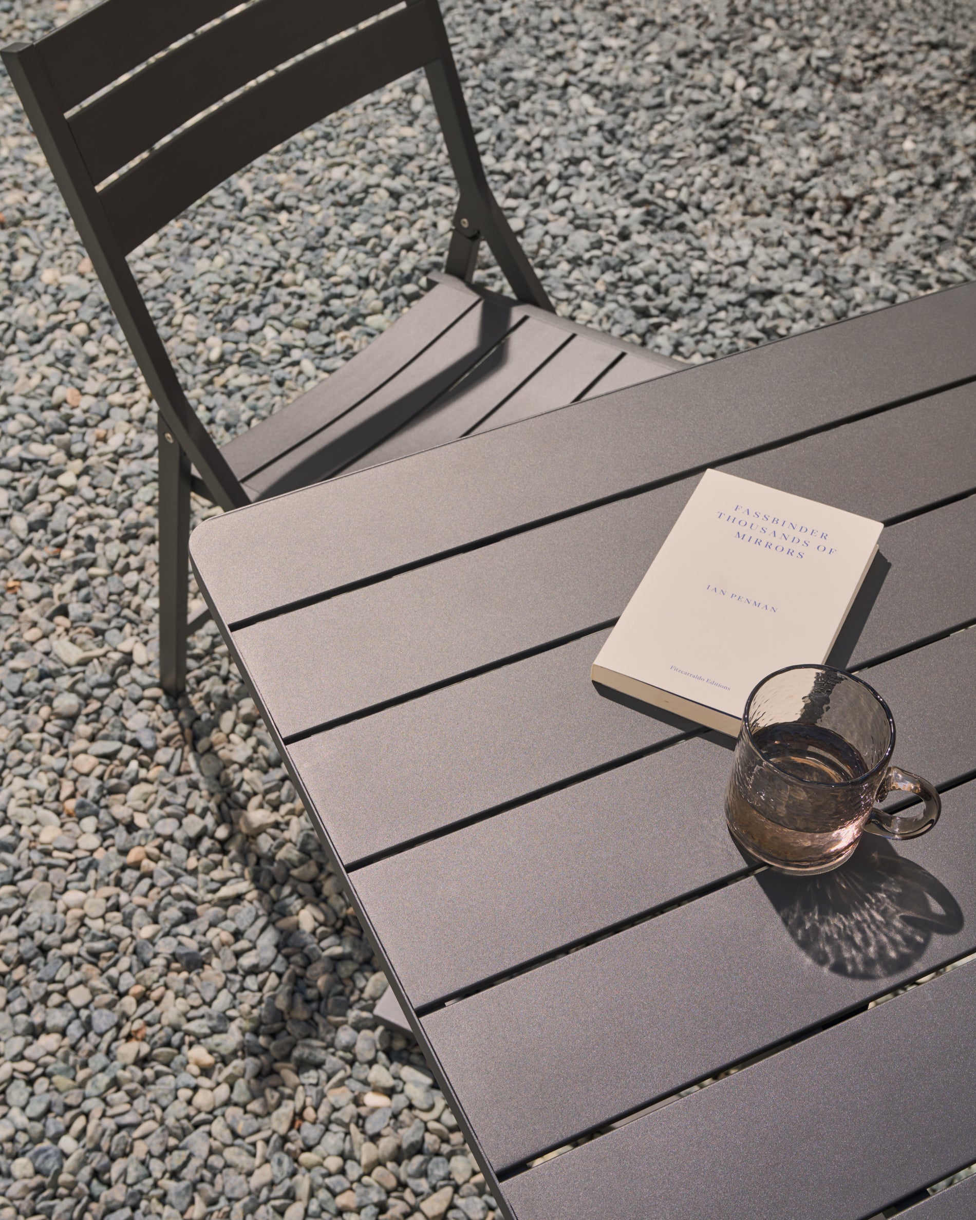 Torreta folding outdoor table made of aluminum with dark grey finish 70 x 70 cm - Lifestyle