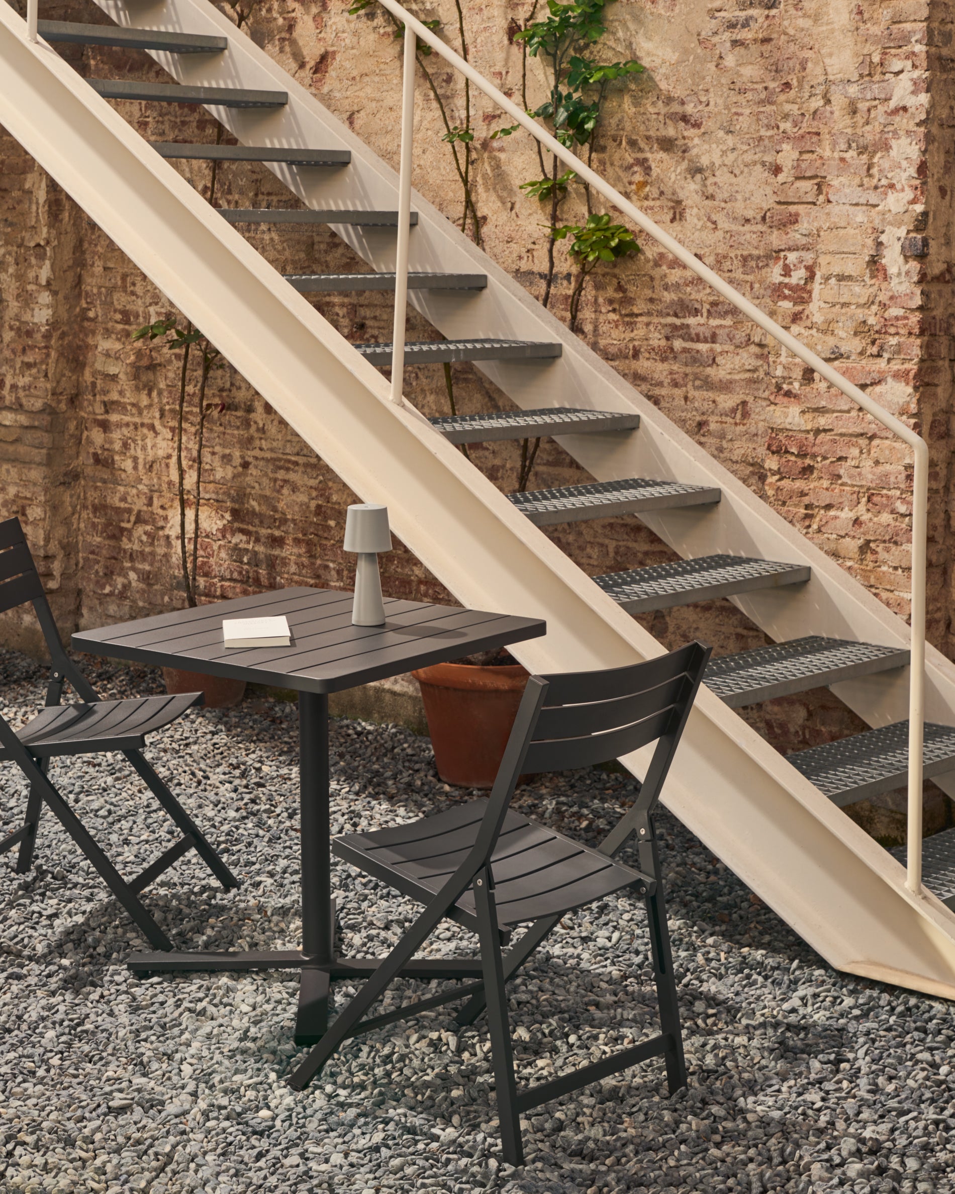Torreta folding outdoor table made of aluminum with dark grey finish 70 x 70 cm - Lifestyle