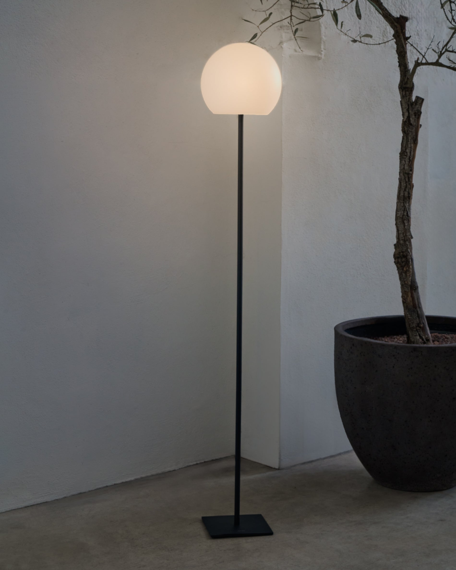 Dinesh outdoor solar floor lamp in black steel 120 cm - Lifestyle