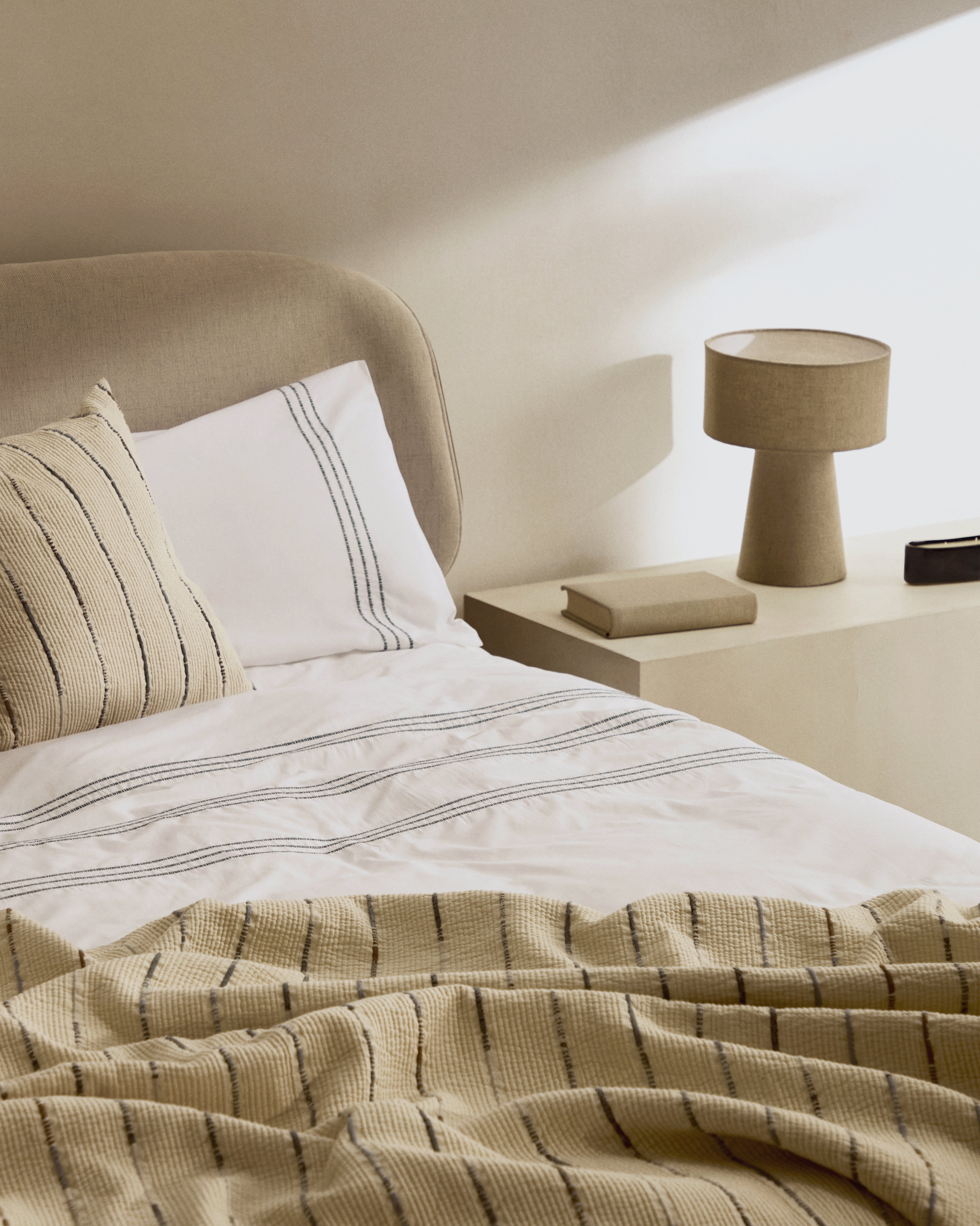 Octavia bed in ash plywood and white upholstered headboard FSC Mix Credit 160 x 200 cm - Lifestyle