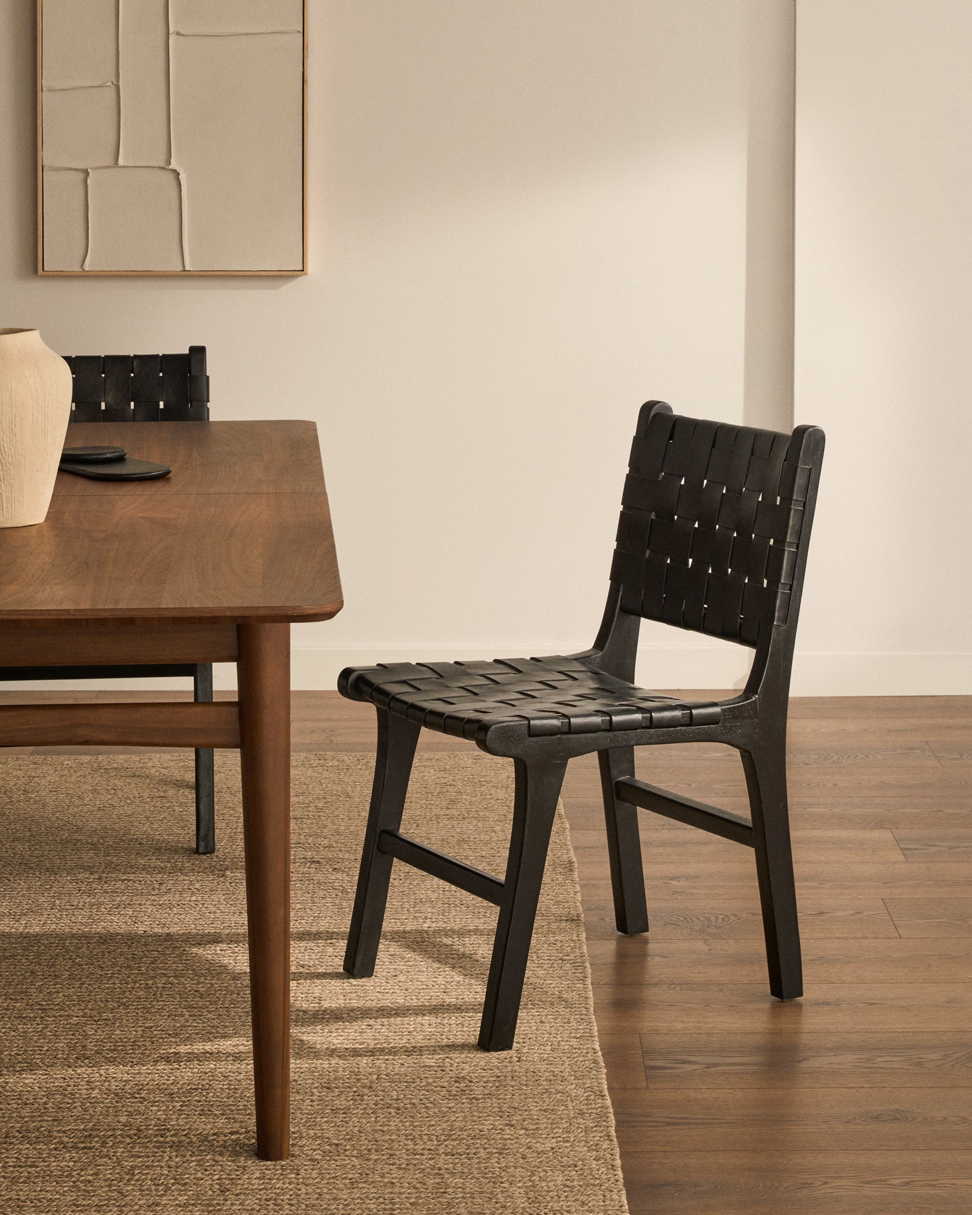 Calixta chair in leather and solid mahogany wood with black finish - Lifestyle