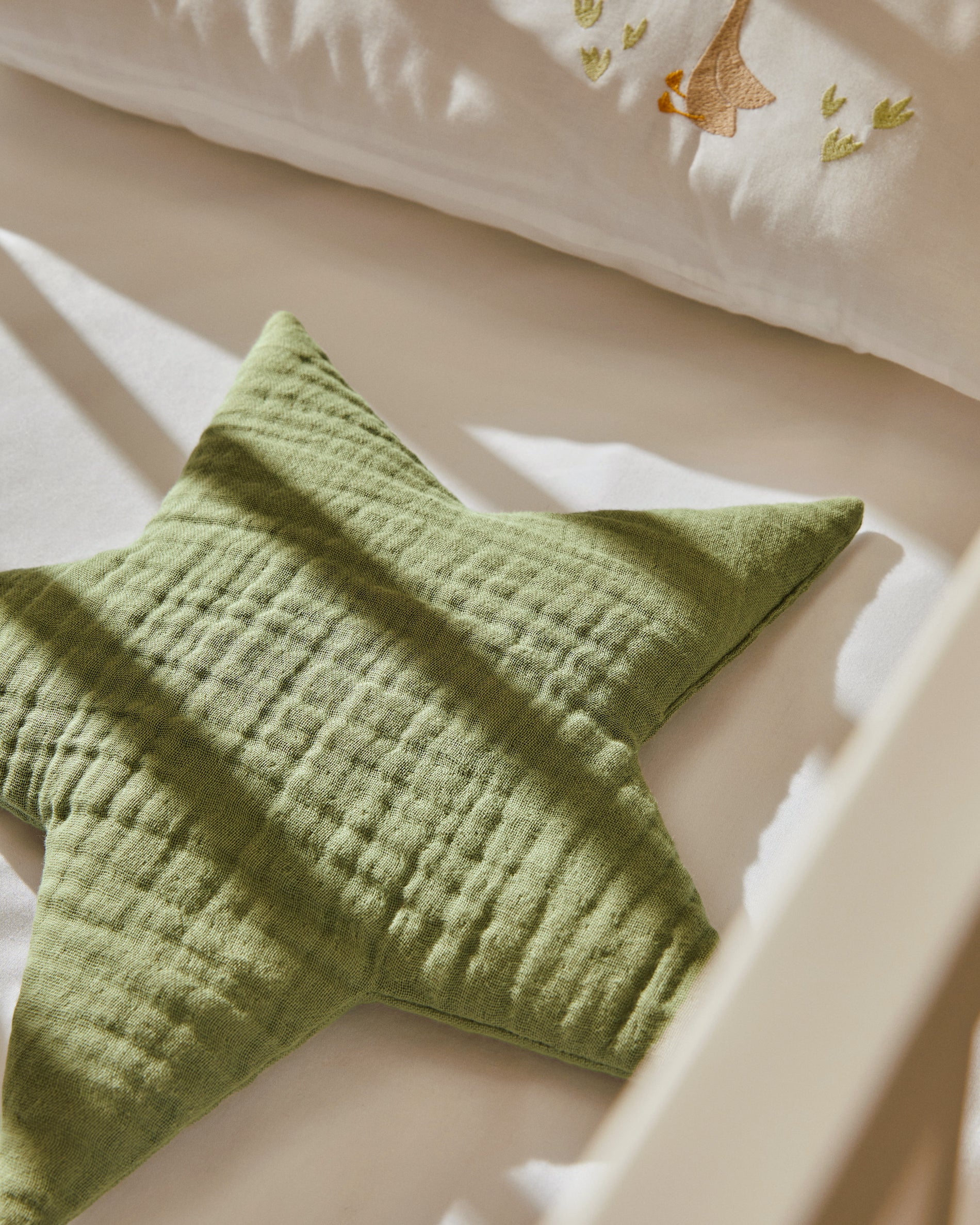 Laily star-shaped, green cushion made of 100% organic cotton, 30 x 30 cm - Lifestyle