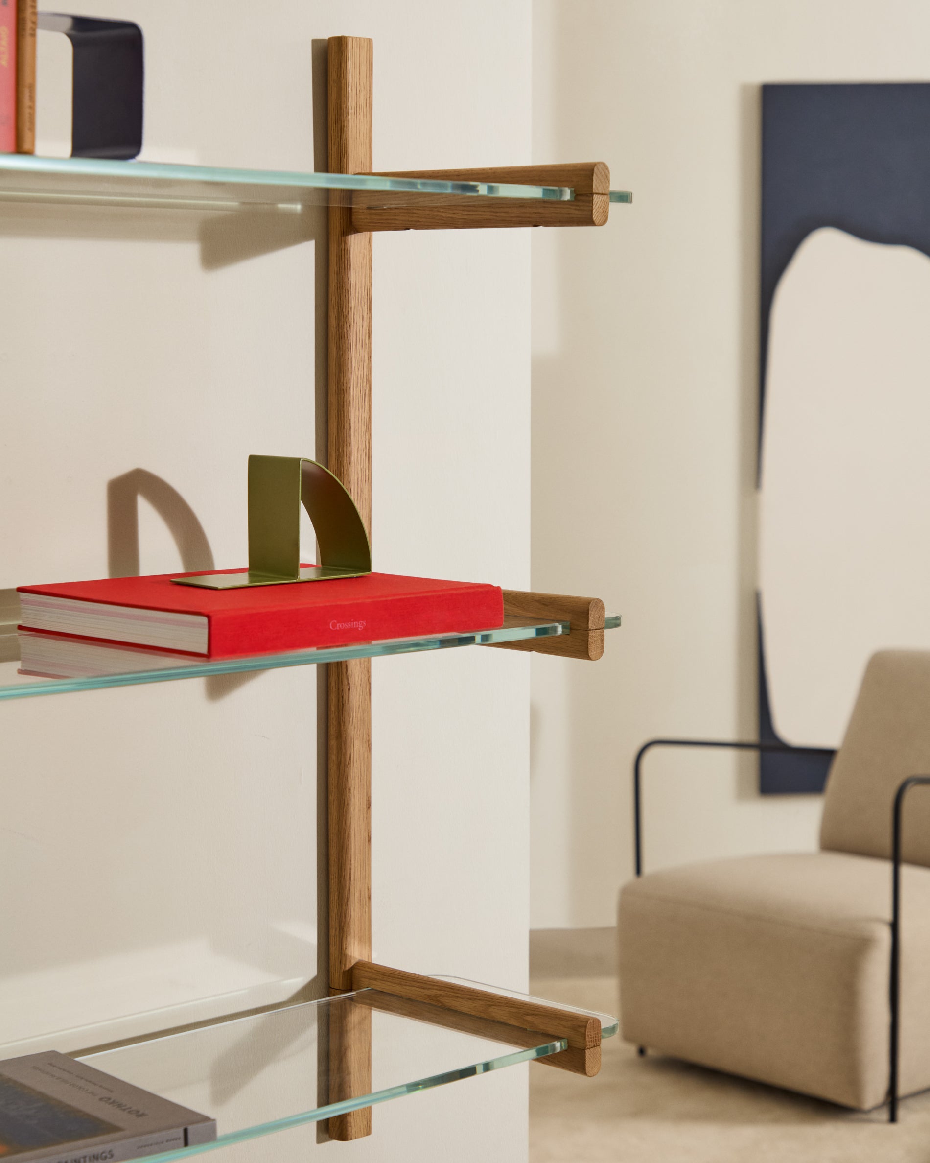Sitra modular shelf, 3 glass shelves and FSC Mix Credit solid oak wood, 90 cm - Lifestyle