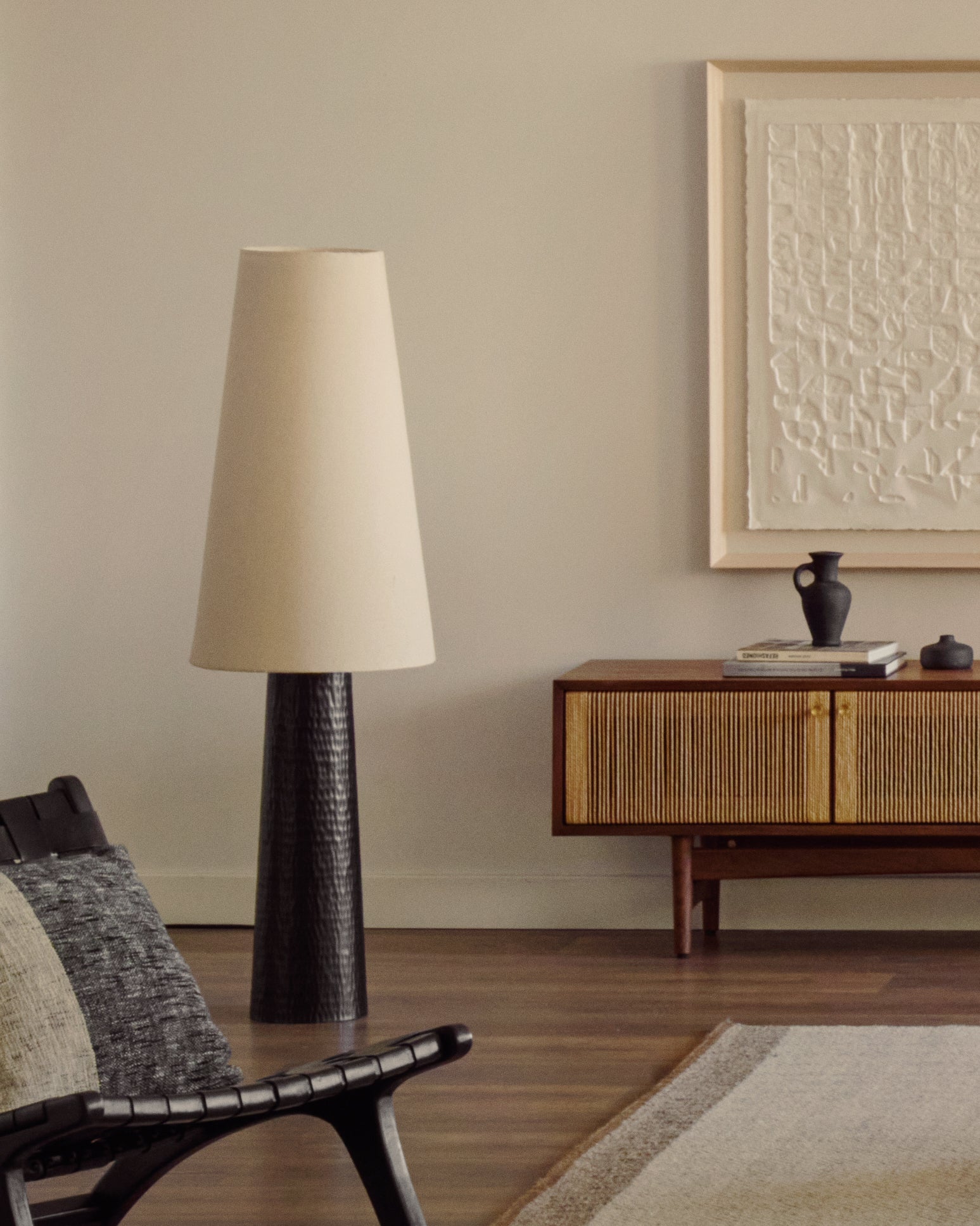 Senni table lamp with a metal base in a black painted finish - Lifestyle