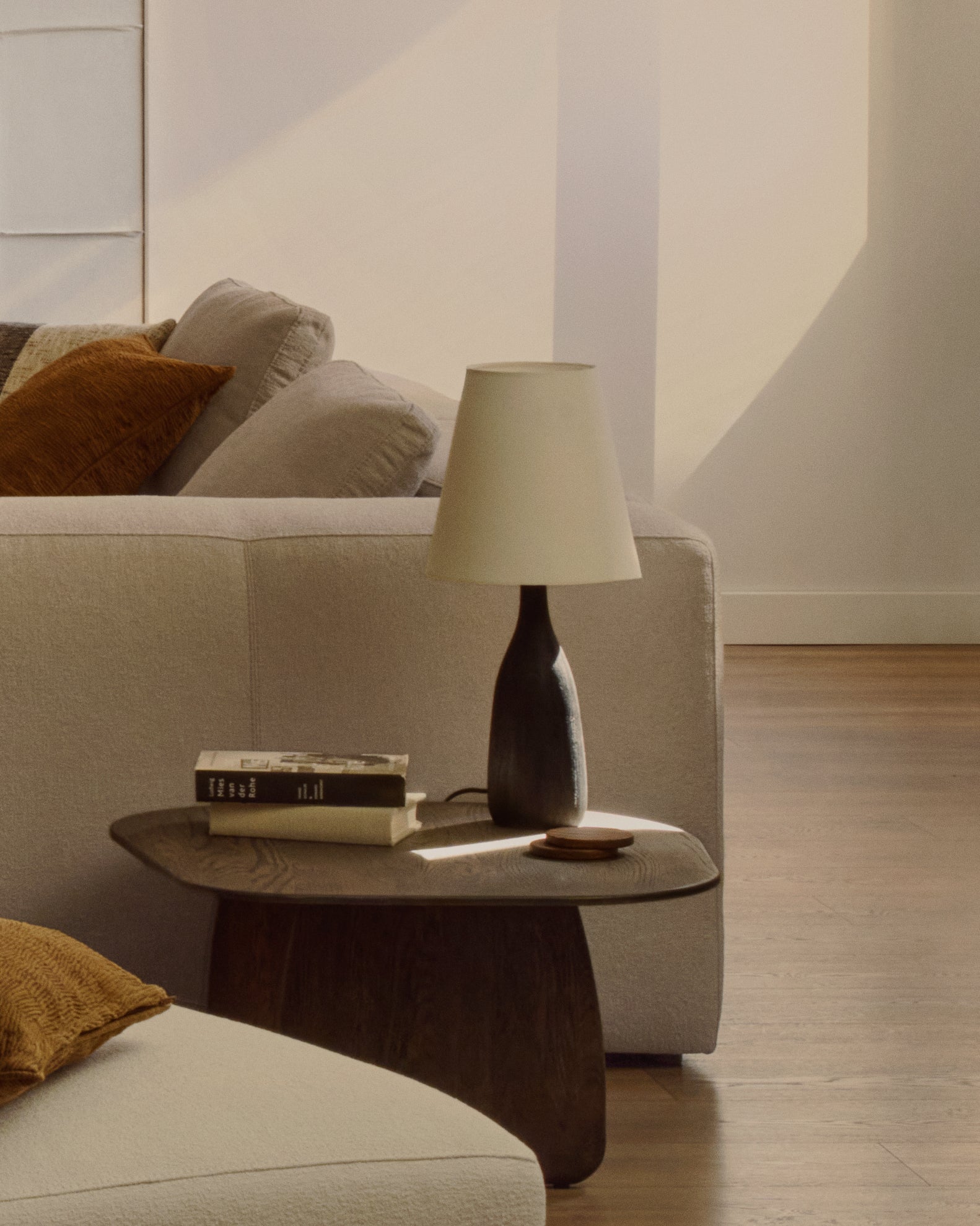 Luvia table lamp with a wooden base in a black painted finish - Lifestyle