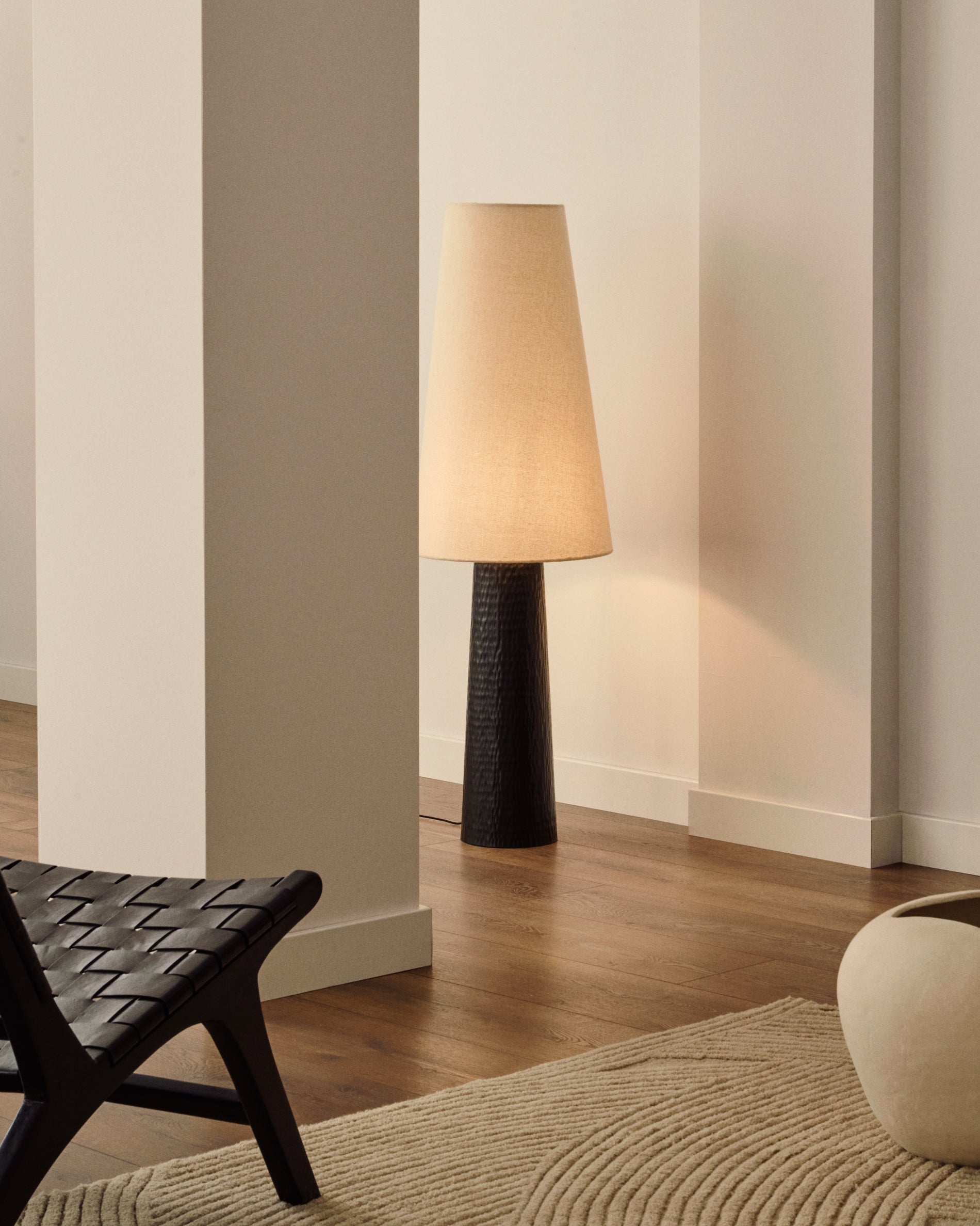 Senni table lamp with a metal base in a black painted finish - Lifestyle