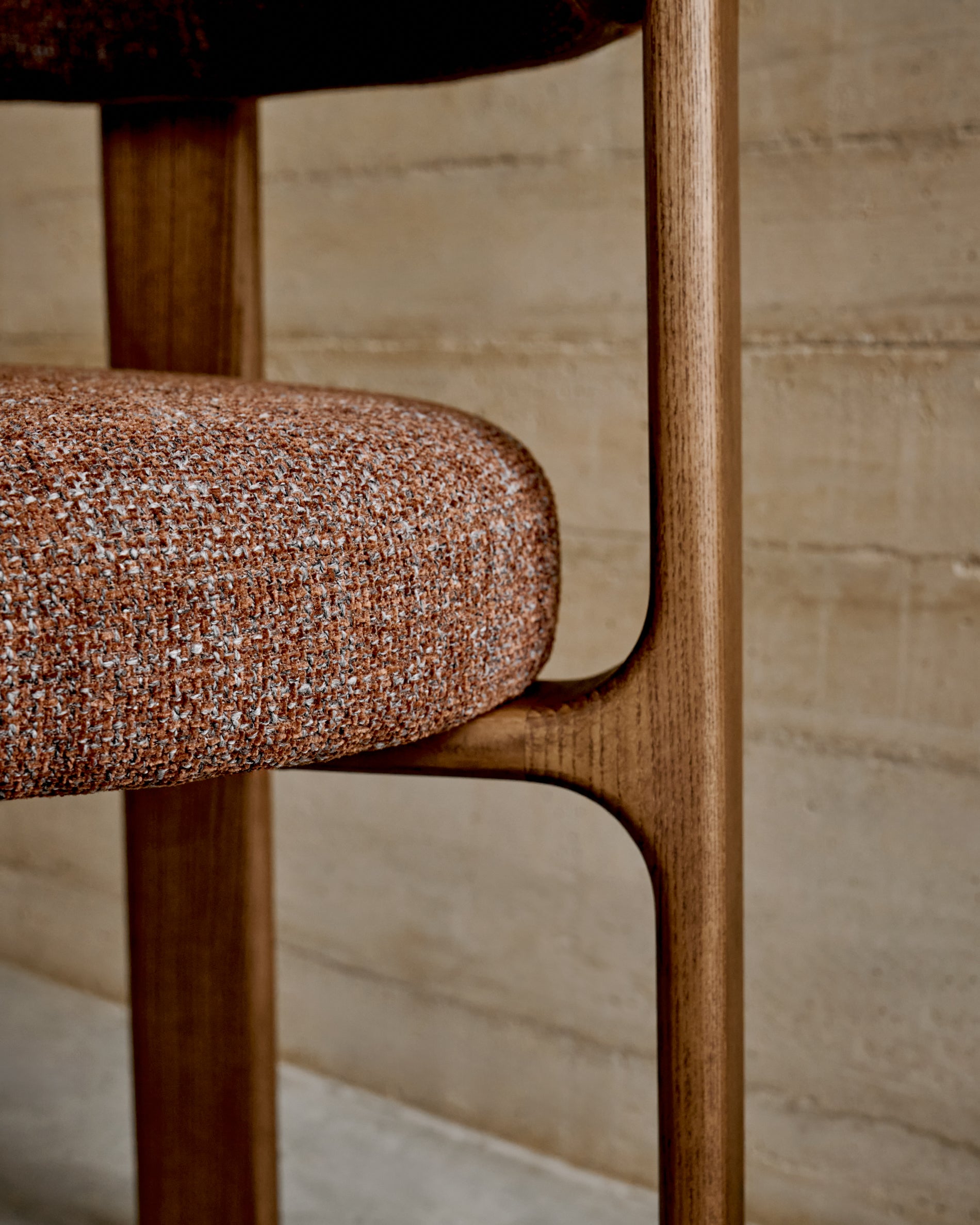 Granite fire-retardant chair in brown chenille and solid ash wood with walnut-coloured finish FSC 100% - Lifestyle