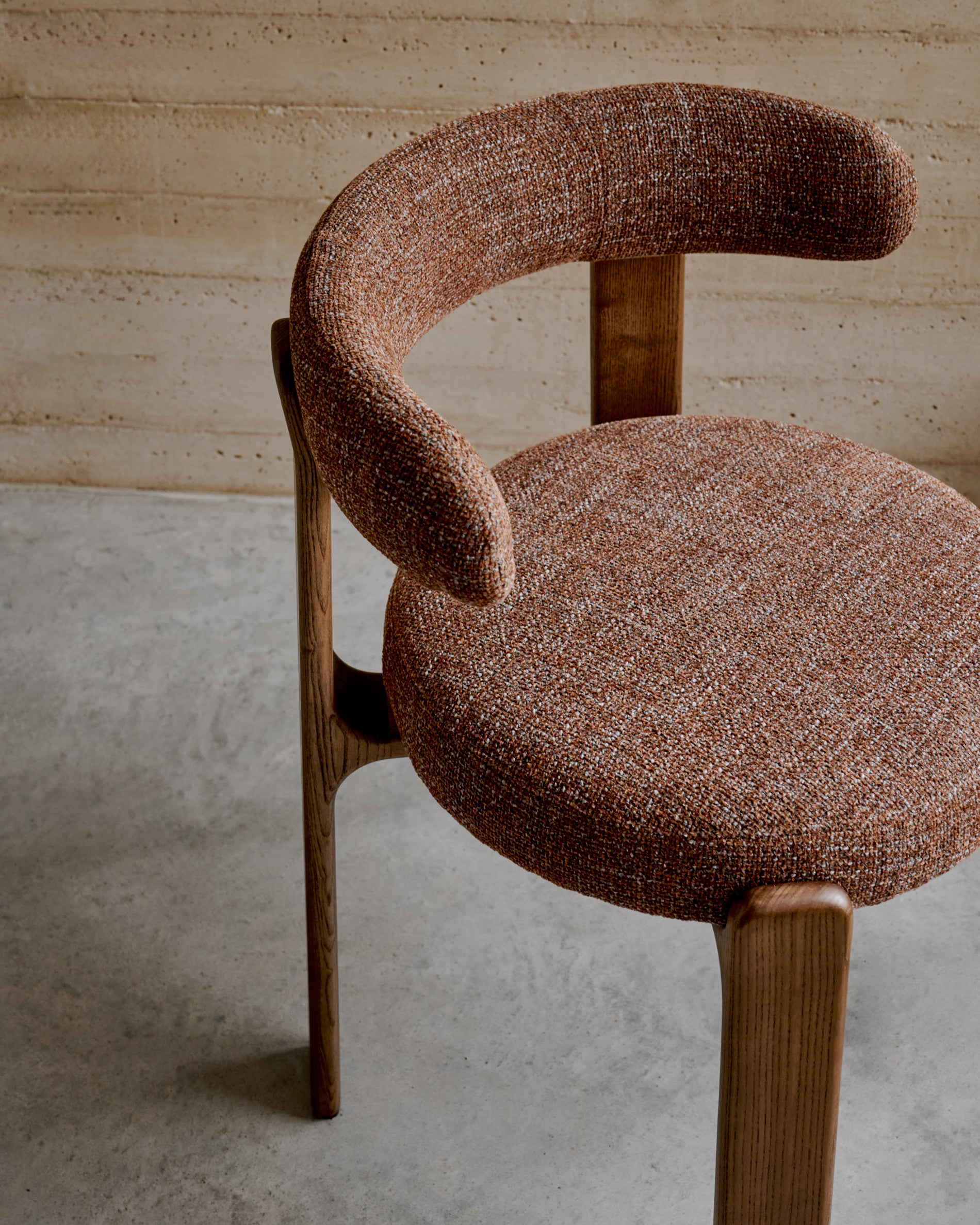 Granite fire-retardant chair in brown chenille and solid ash wood with walnut-coloured finish FSC 100% - Lifestyle