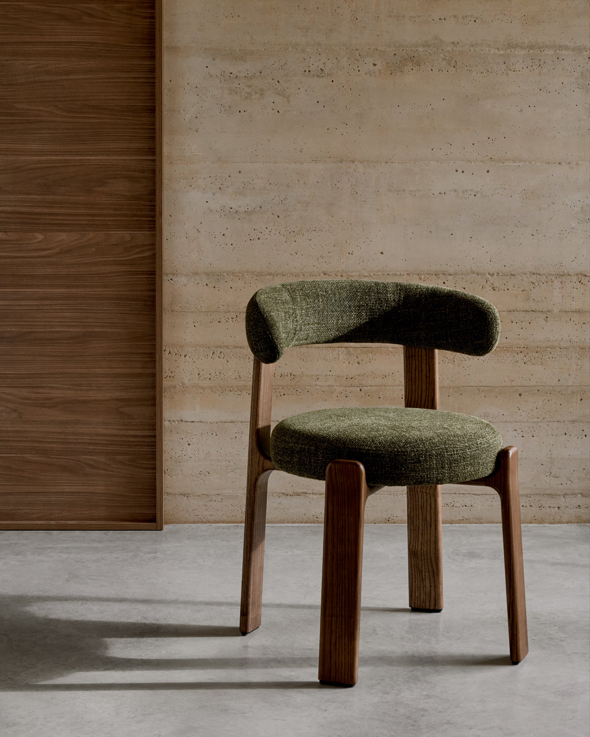 Granite chair in green chenille and with solid ash wood in a walnut finish FSC 100% - Lifestyle