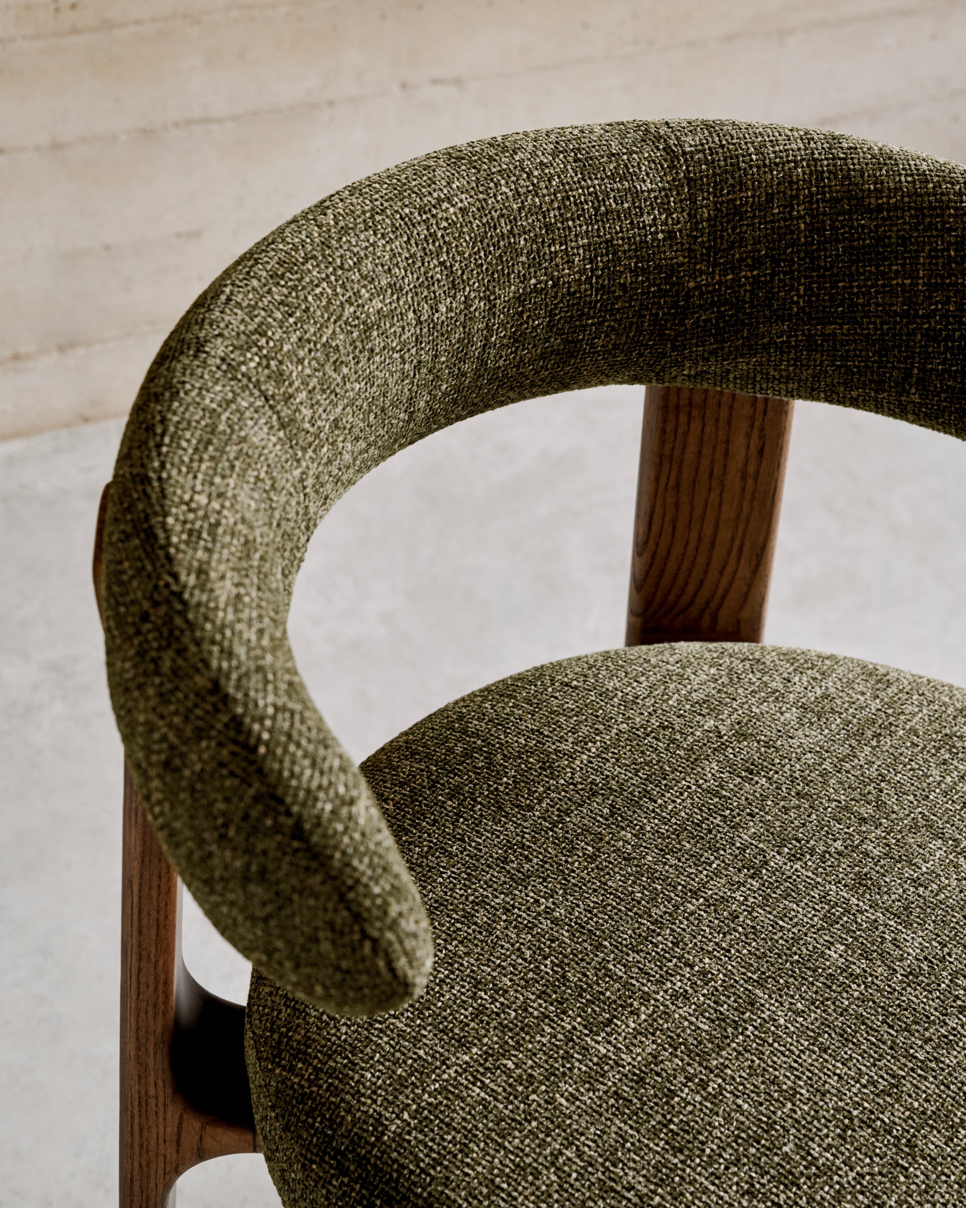 Granite chair in green chenille and with solid ash wood in a walnut finish FSC 100% - Lifestyle