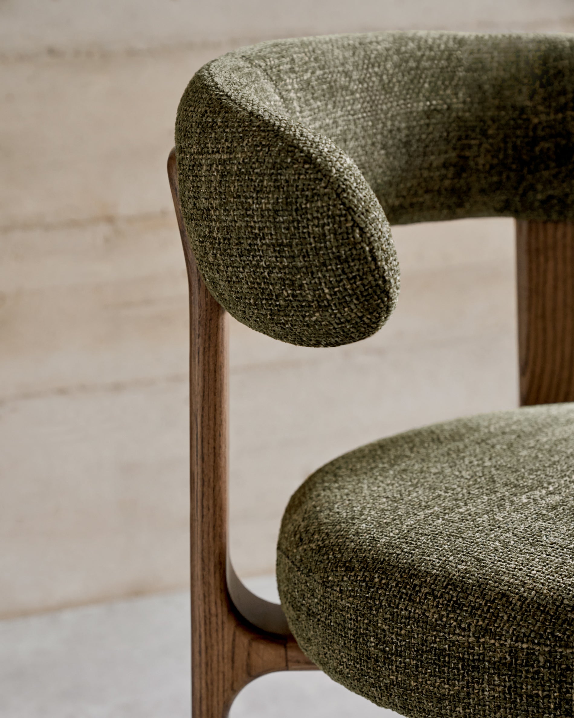 Granite chair in green chenille and with solid ash wood in a walnut finish FSC 100% - Lifestyle