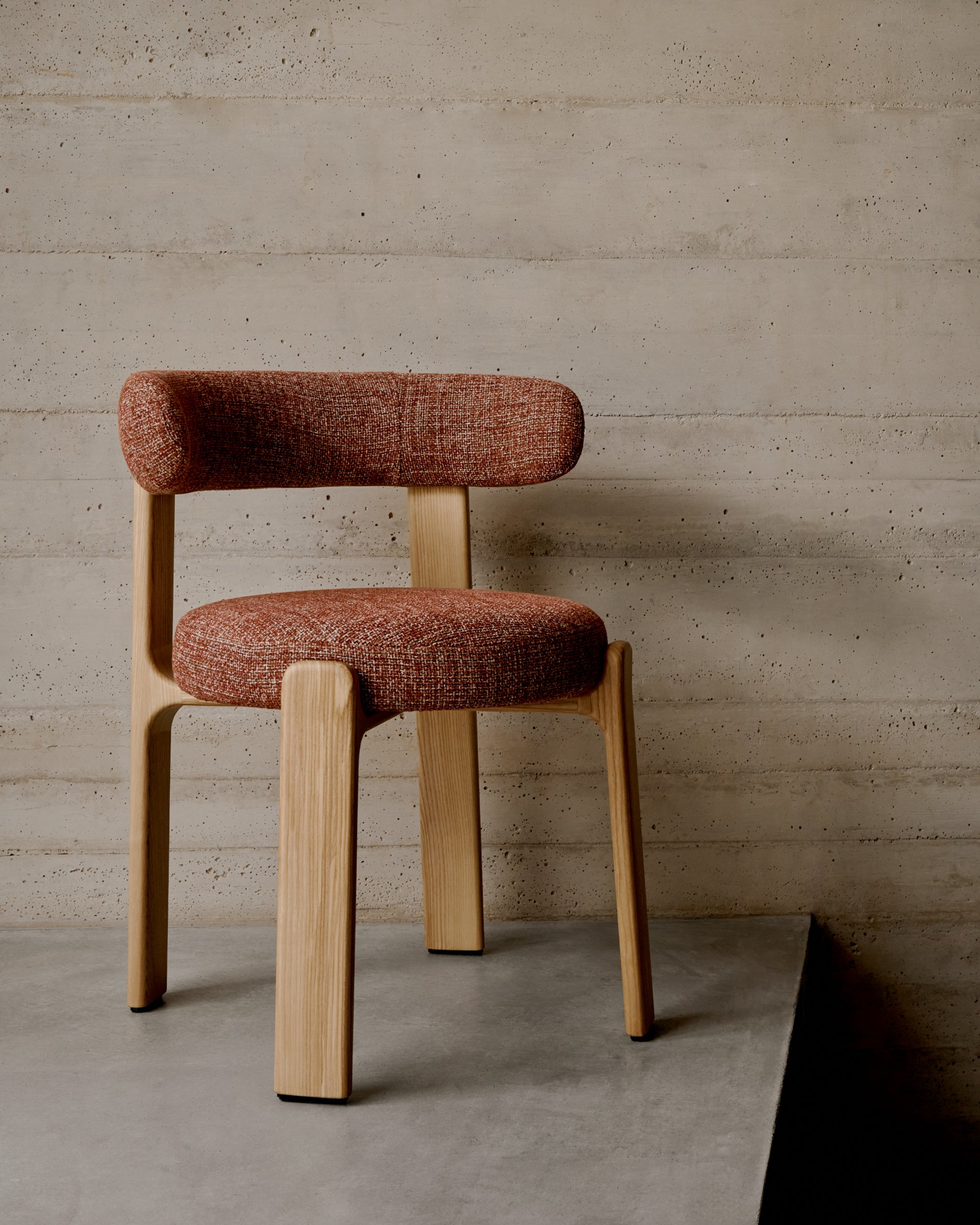 Granite chair terracotta-coloured chenille and solid ash wood in a natural tone finish FSC 100% - Lifestyle