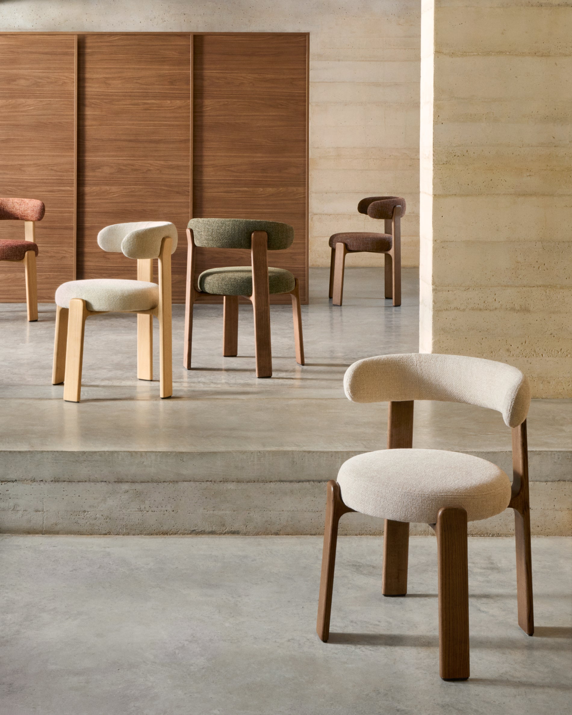Granite chair in green chenille and with solid ash wood in a walnut finish FSC 100% - Lifestyle