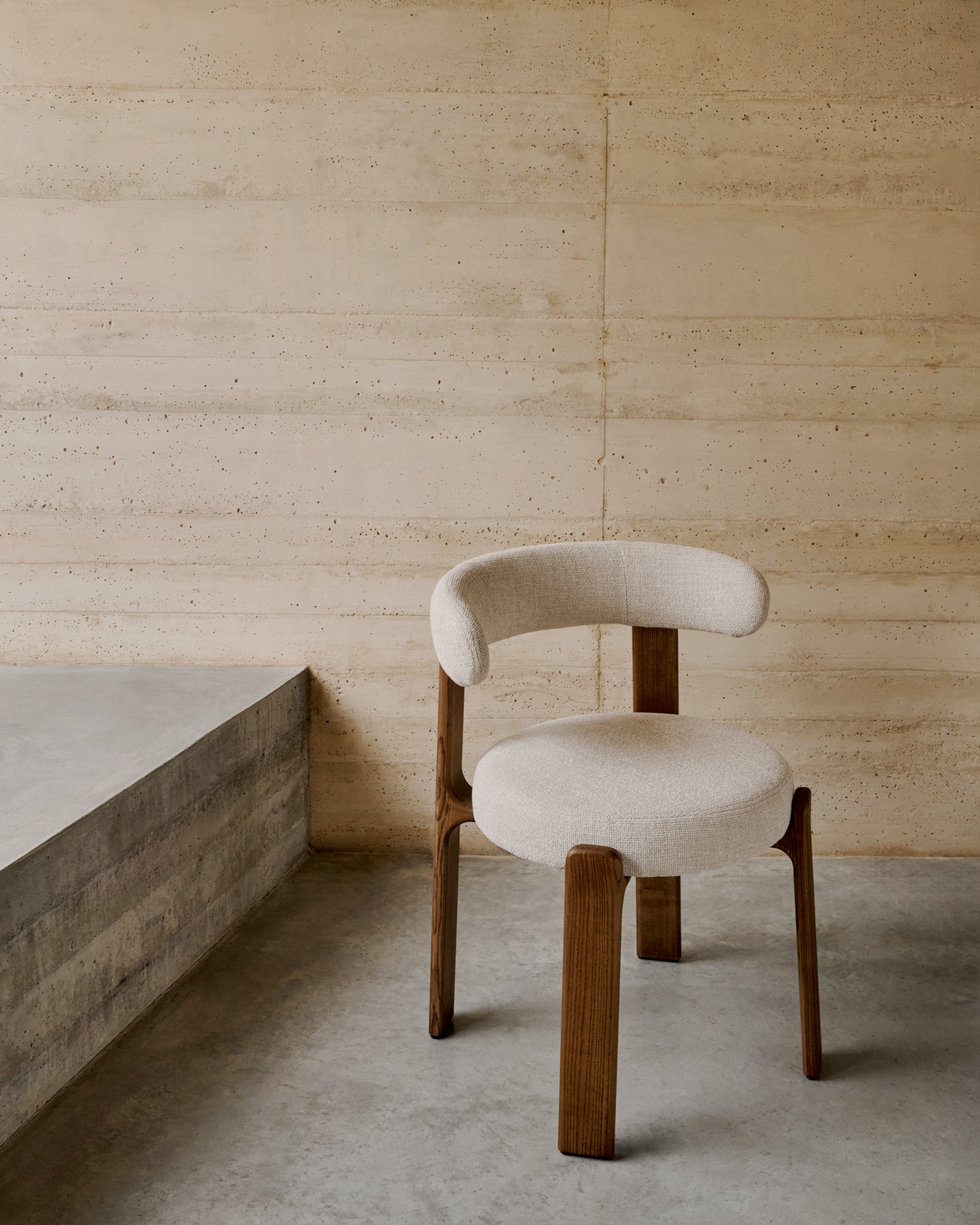 Granite fire-retardant chair in beige chenille and solid ash wood with walnut-coloured finish FSC 100% - Lifestyle