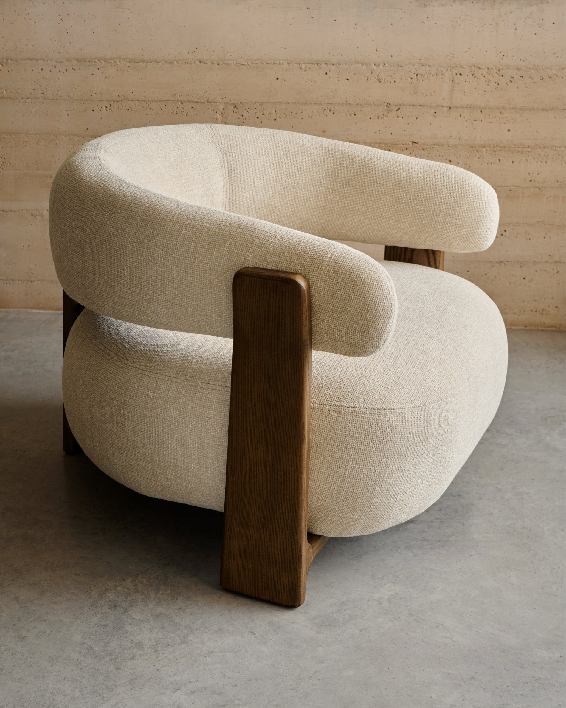 Granite fire-retardant armchair in beige chenille and solid ash wood with walnut-coloured finish FSC 100% - Lifestyle