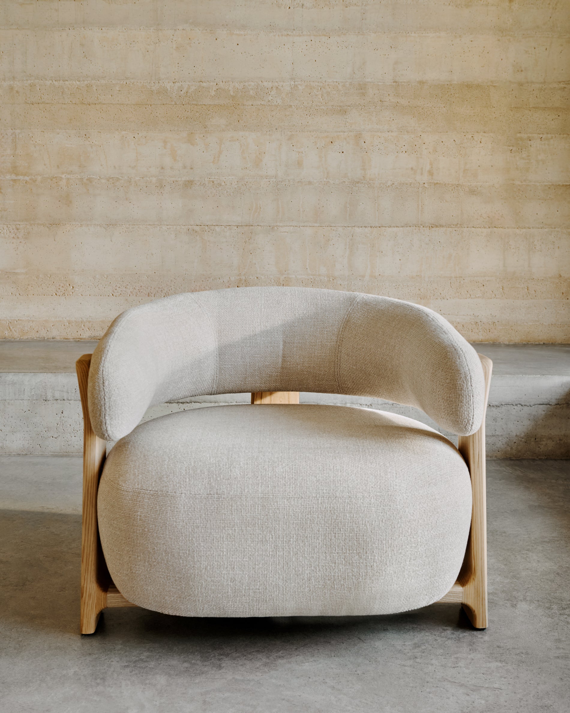 Granite fire-retardant armchair in beige chenille and solid ash wood with natural-coloured finish FSC 100% - Lifestyle