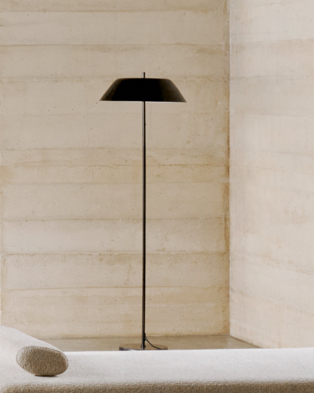 Sayra floor lamp made of black marble and metal in a black painted finish - Lifestyle