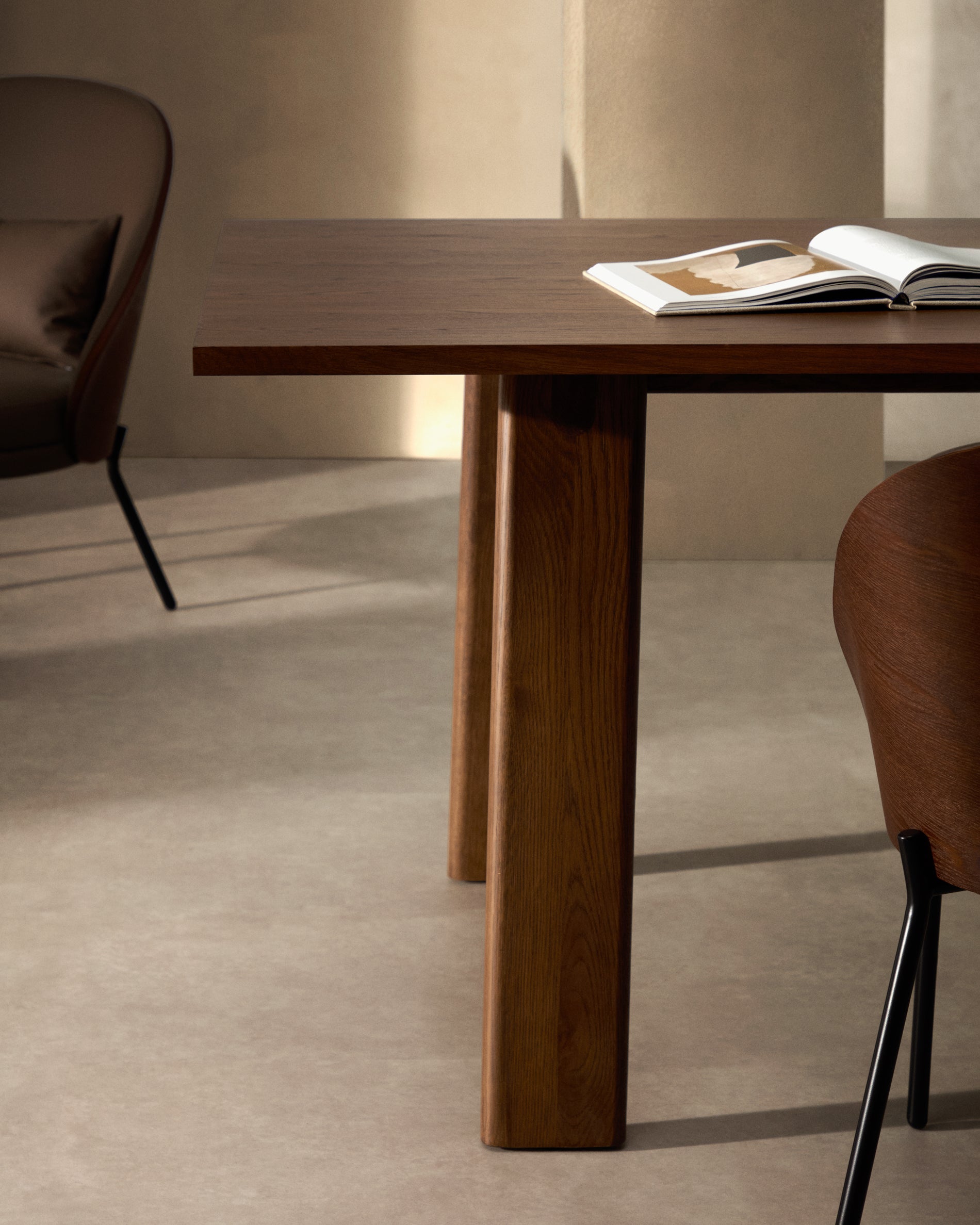 Arlen extendable table in solid oak wood and veneer with a walnut finish 200(250) 95 cm FSC Mix Credit - Lifestyle
