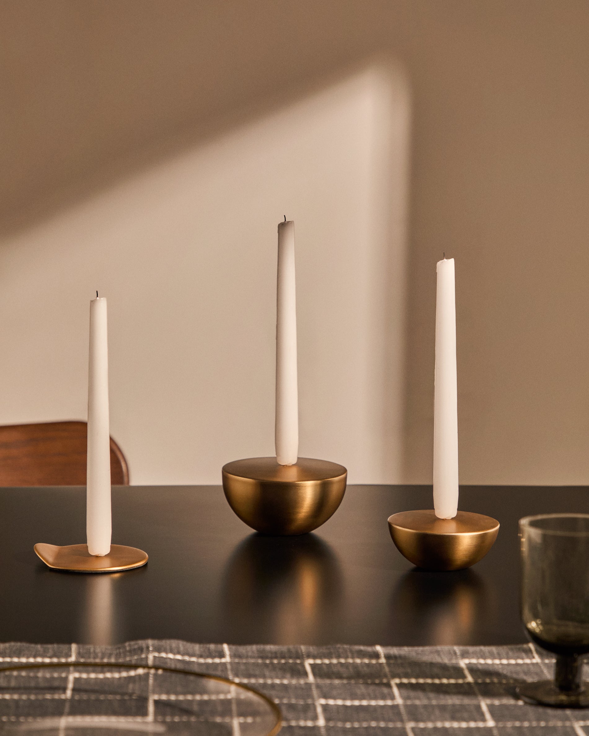 Quira large candle holder in gold-coloured stainless steel - Lifestyle