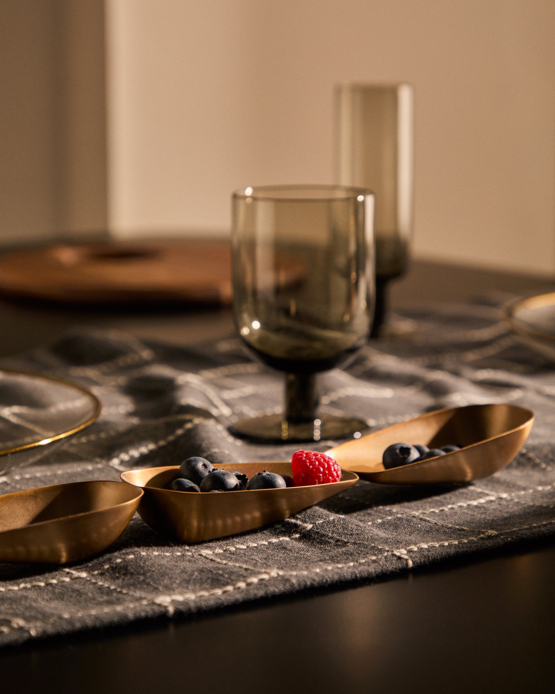 Aruc 4 plates made of gold-coloured stainless steel - Lifestyle