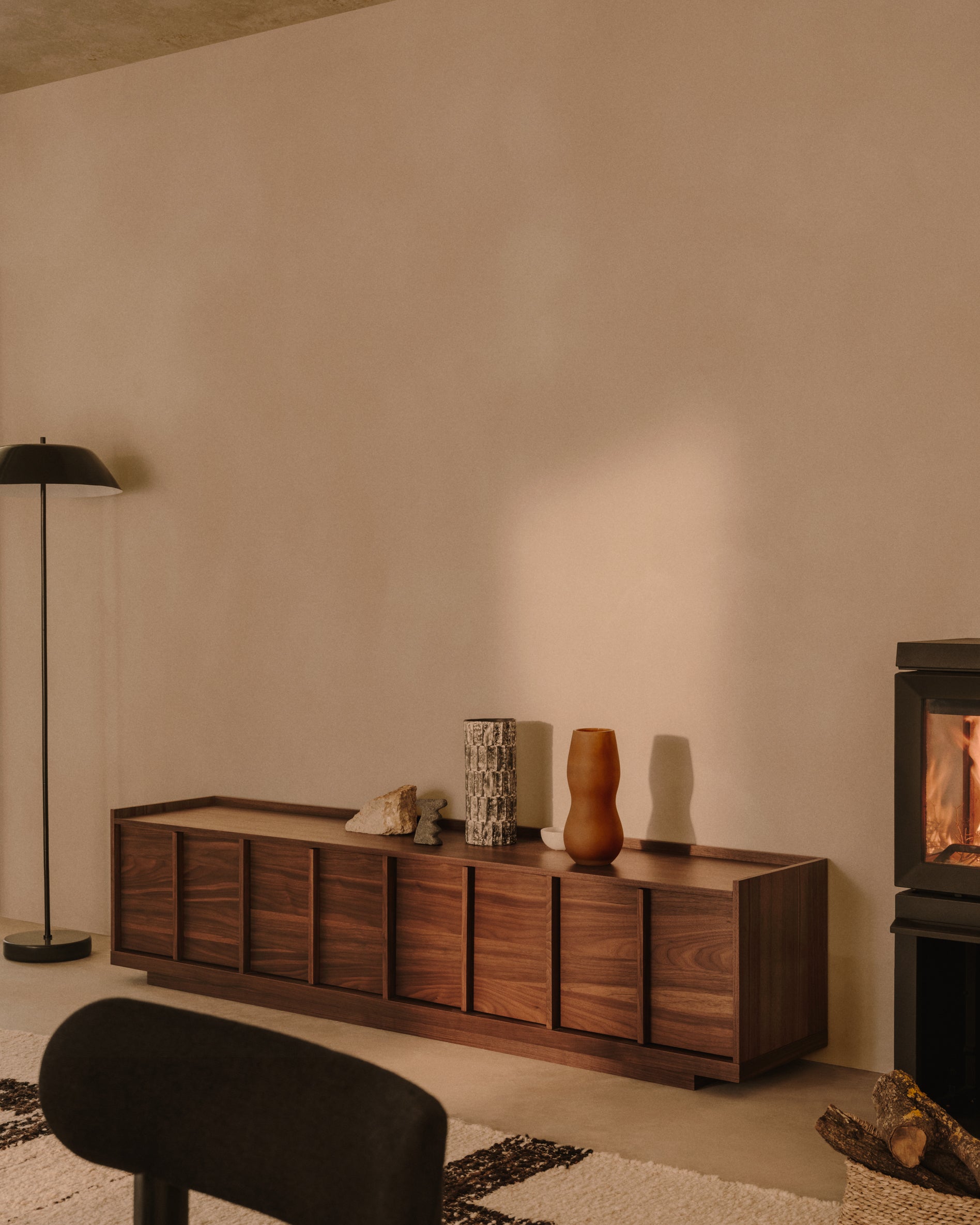 Onix TV stand with a walnut veneer in a dark finish, 200 x 45 cm FSC Mix Credit - Lifestyle