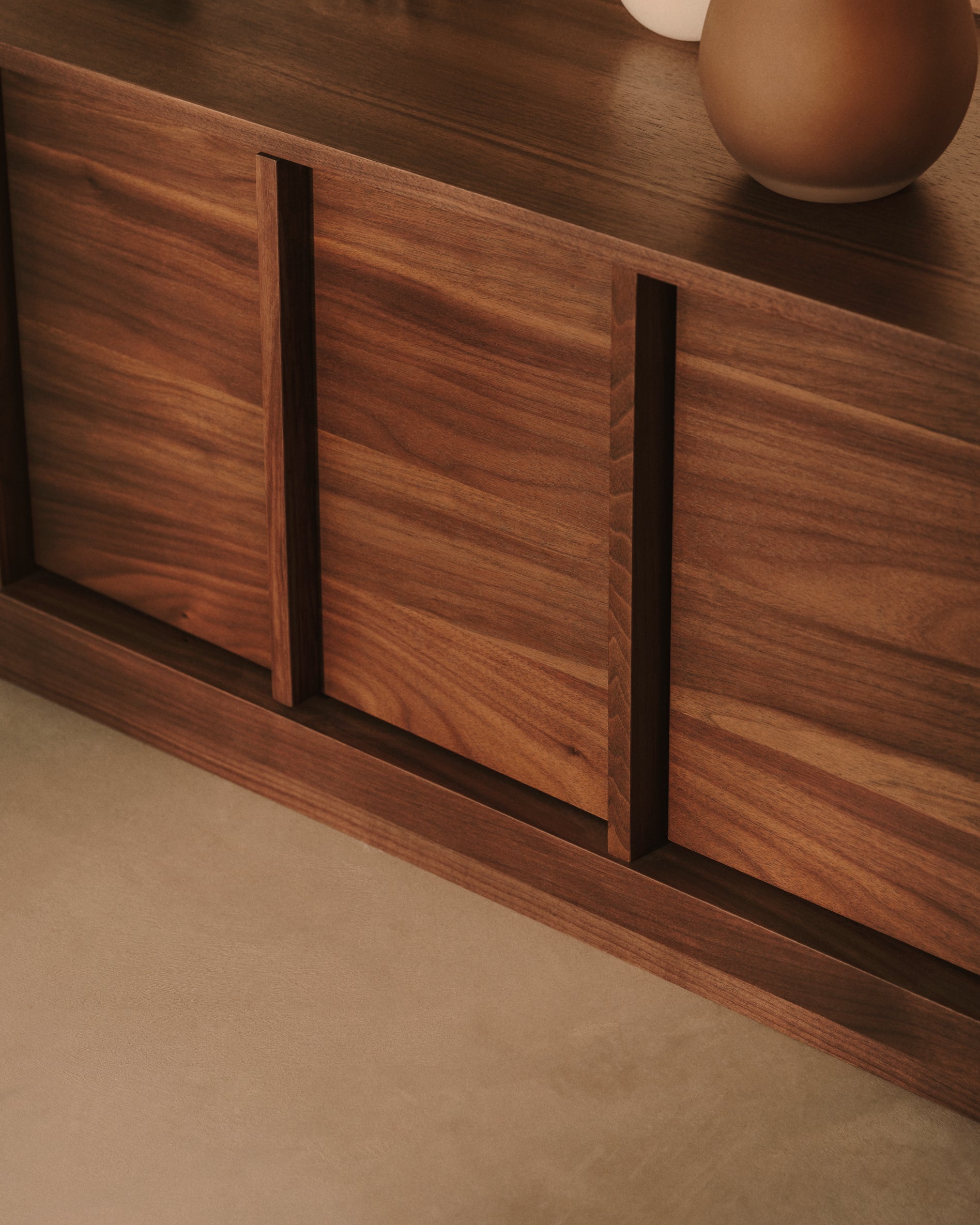 Onix TV stand with a walnut veneer in a dark finish, 200 x 45 cm FSC Mix Credit - Lifestyle