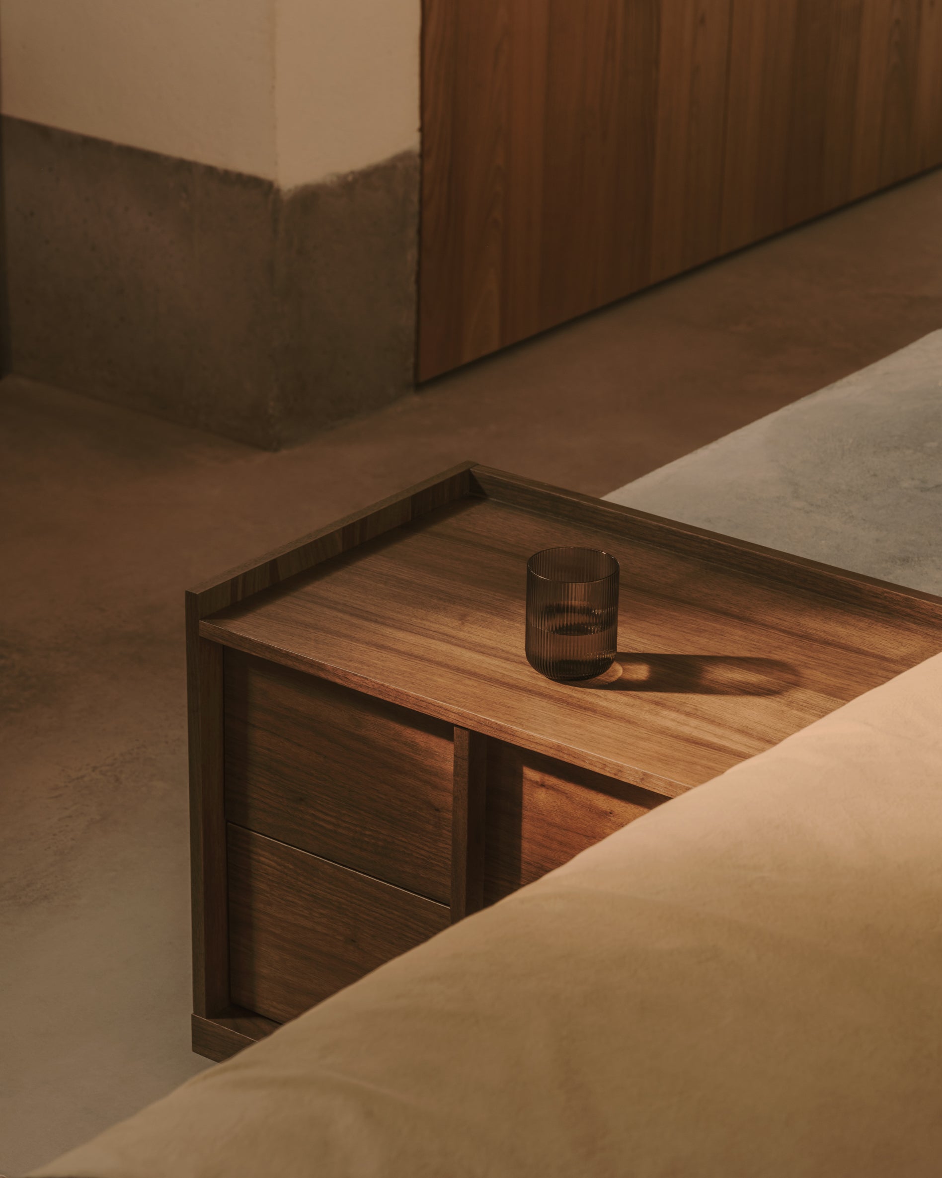 Onix bedside table, 2 drawers, walnut veneer in a dark finish, 60 x 47 cm FSC Mix Credit - Lifestyle