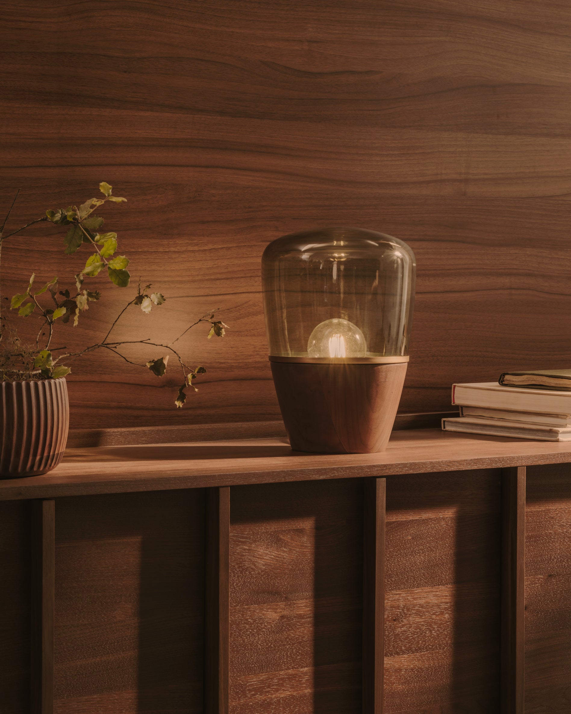 Silex table lamp made of walnut veneer and green glass - Lifestyle