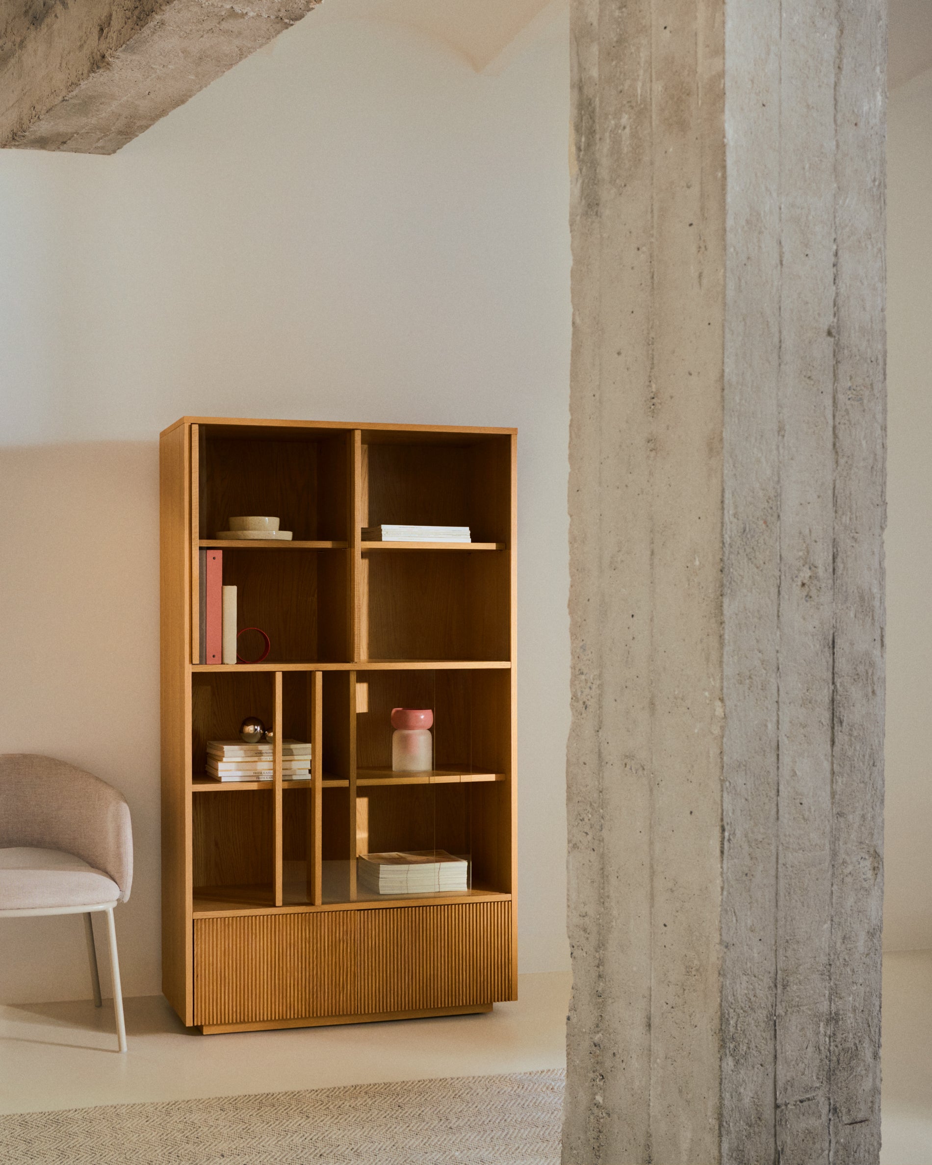 Helvine display cabinet 4 doors 2 drawers oak veneer and tempered glass 100 x 174 cm FSC 100% - Lifestyle