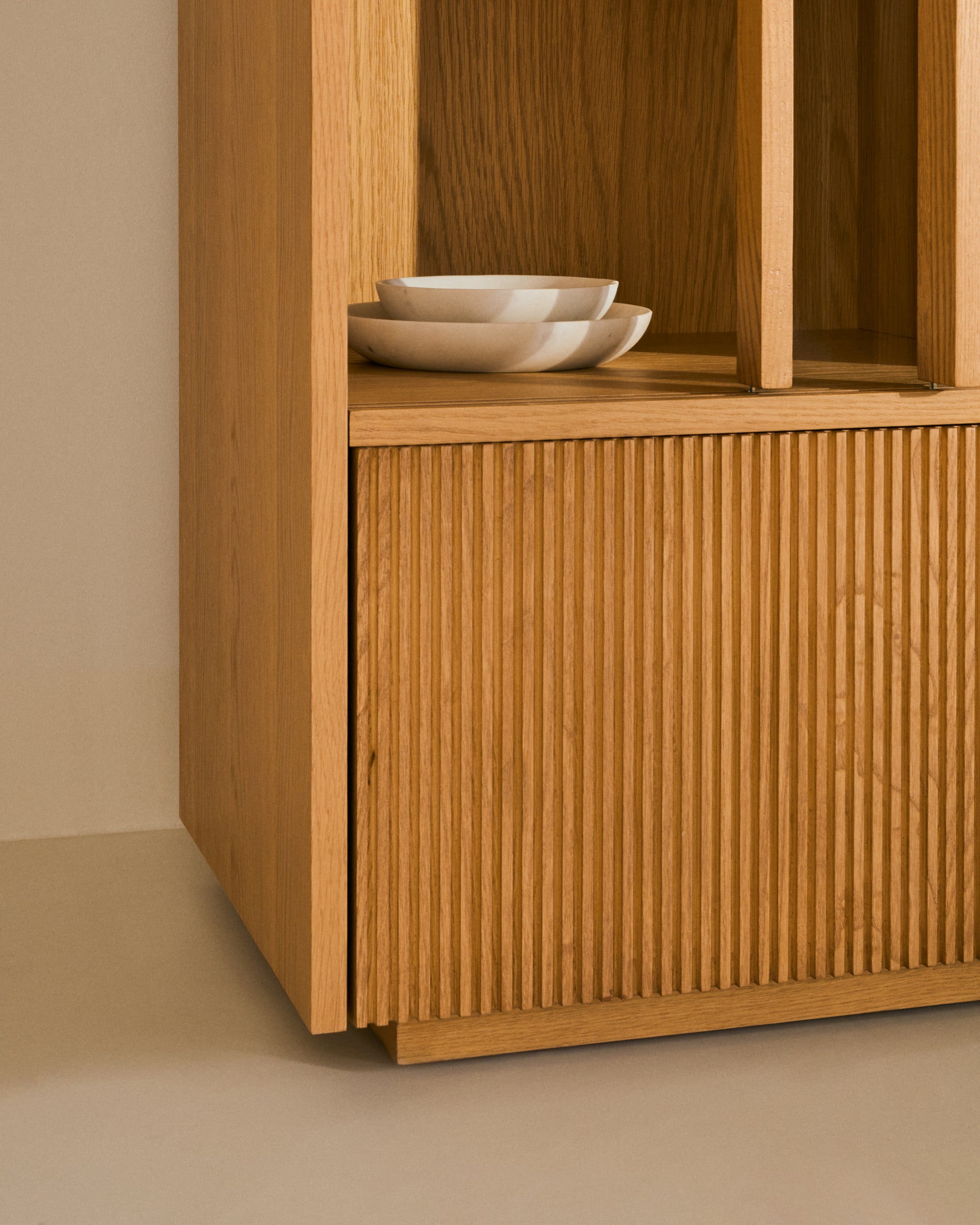 Helvine display cabinet 4 doors 2 drawers oak veneer and tempered glass 100 x 174 cm FSC 100% - Lifestyle
