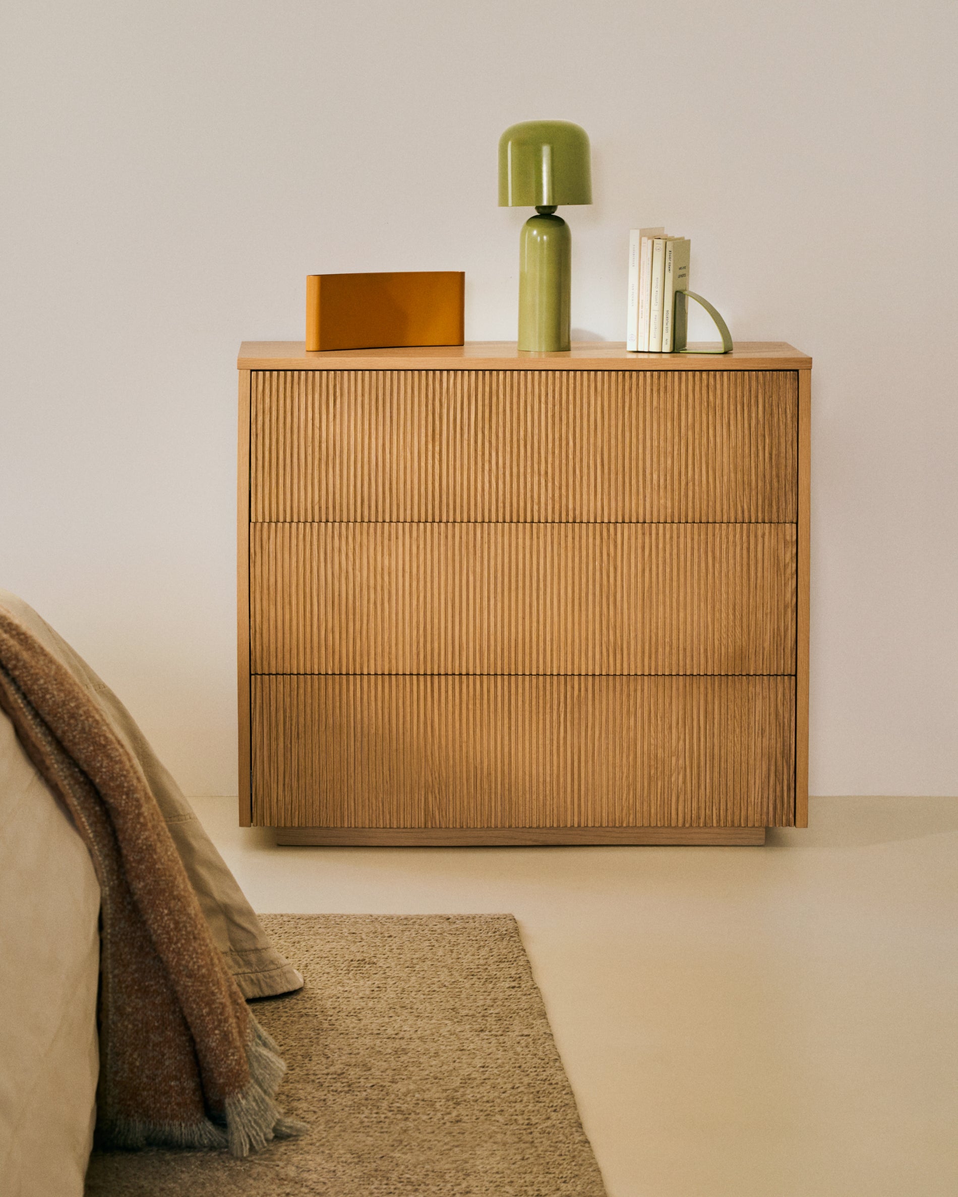 Helvine chest of 3 drawers in oak veneer 90 x 78 cm FSC 100% - Lifestyle