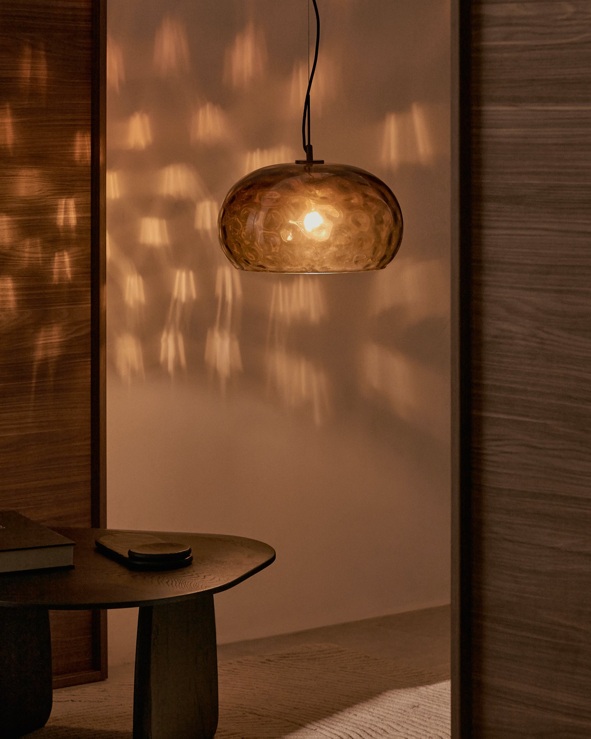 Balma brown glass ceiling lamp, Ø 40 cm - Lifestyle