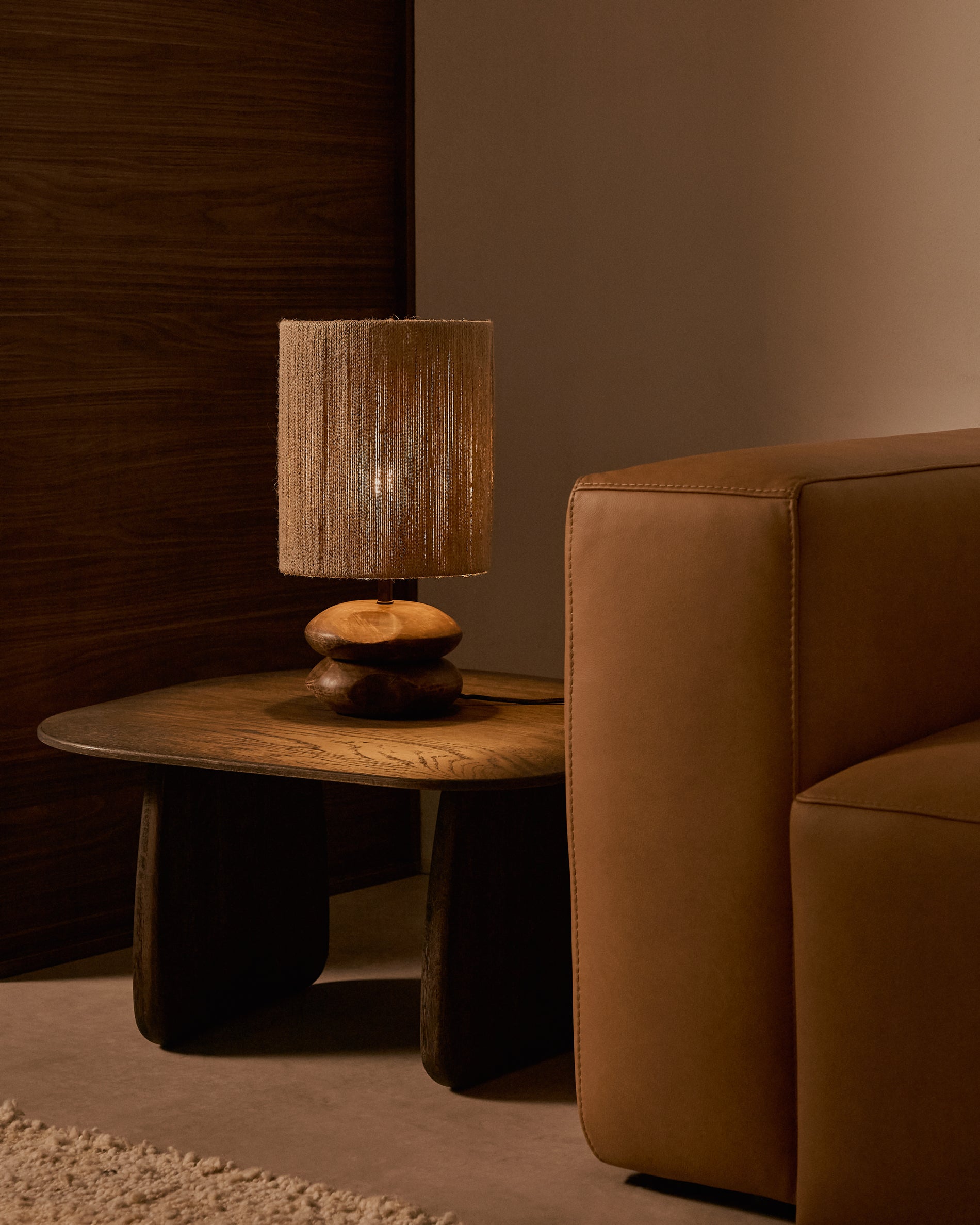 Kor table lamp made of jute and acacia wood in a dark finish - Lifestyle