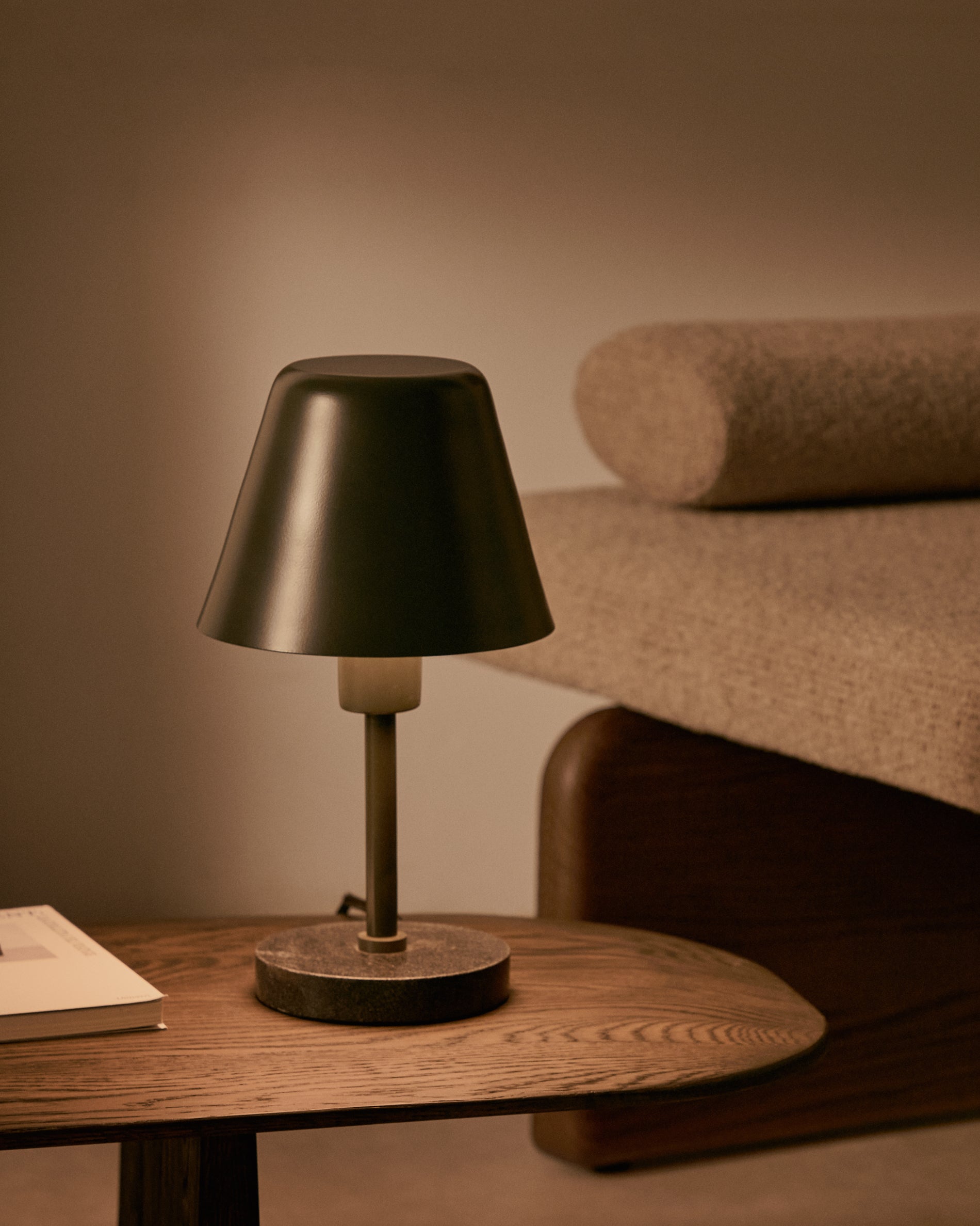 Calina table lamp in green metal and black marble - Lifestyle