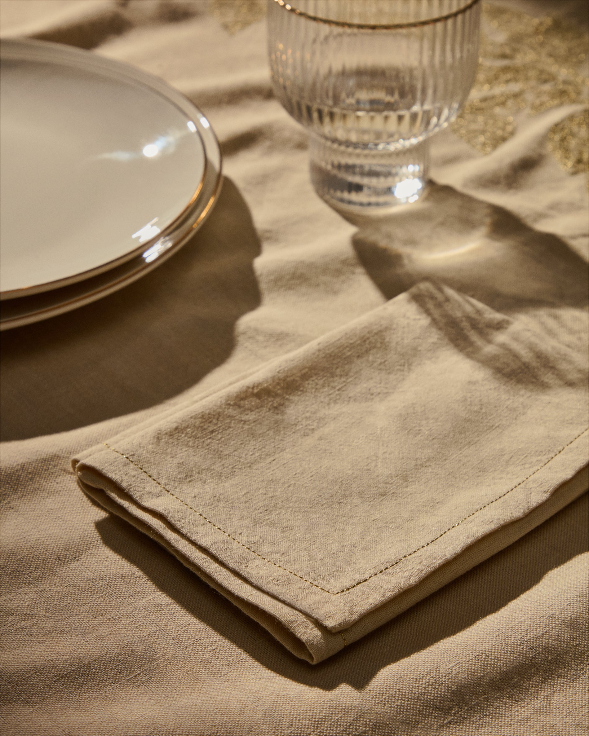 Oreti set of beige cotton and linen napkins with gold-coloured lurex embroidered detail - Lifestyle
