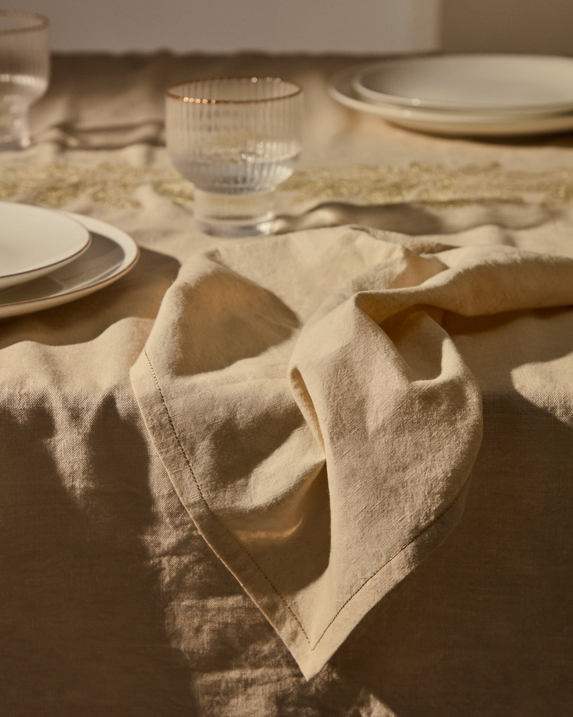 Oreti set of beige cotton and linen napkins with gold-coloured lurex embroidered detail - Lifestyle