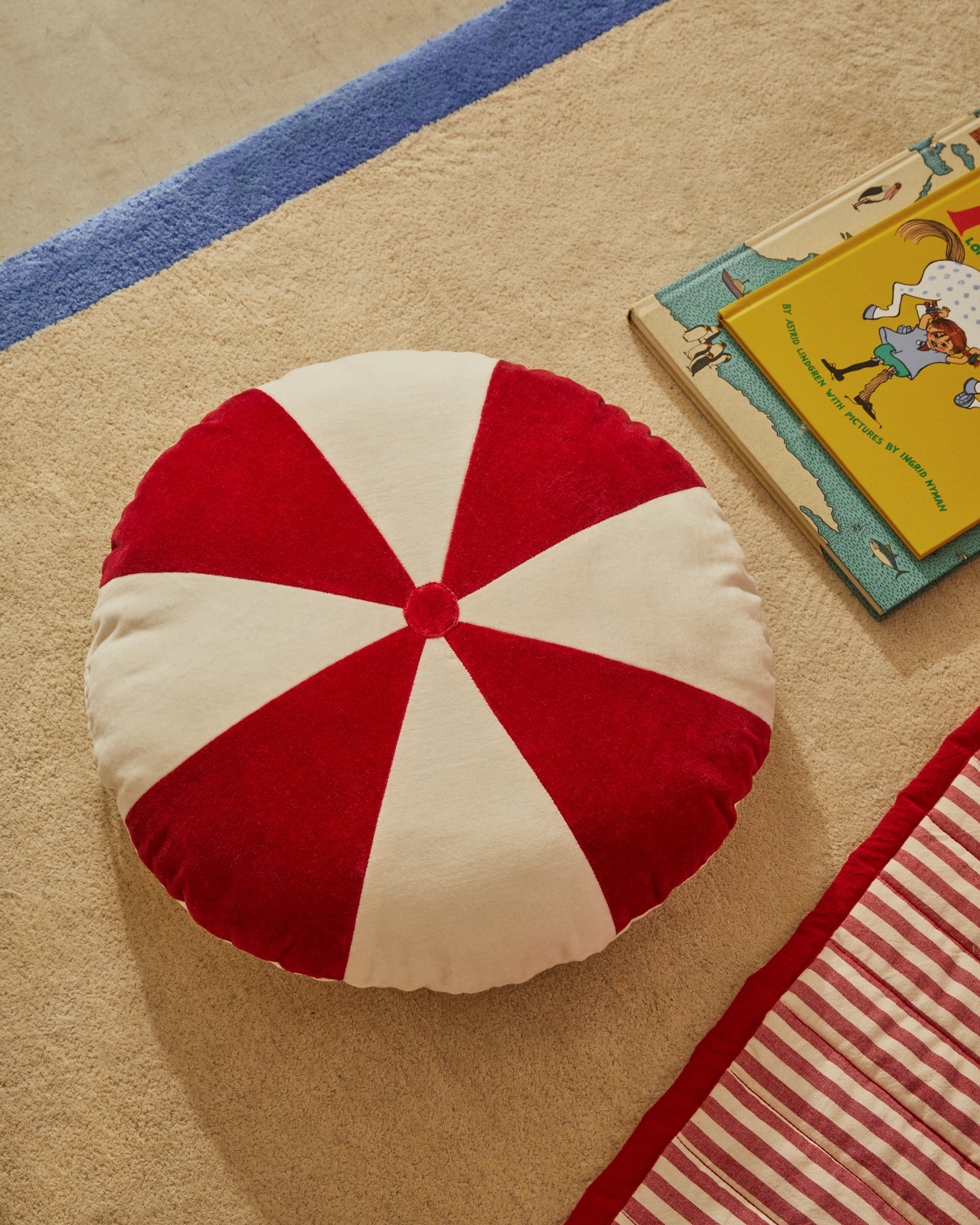 Odet white and red, round cotton cushion, Ø 45 cm - Lifestyle