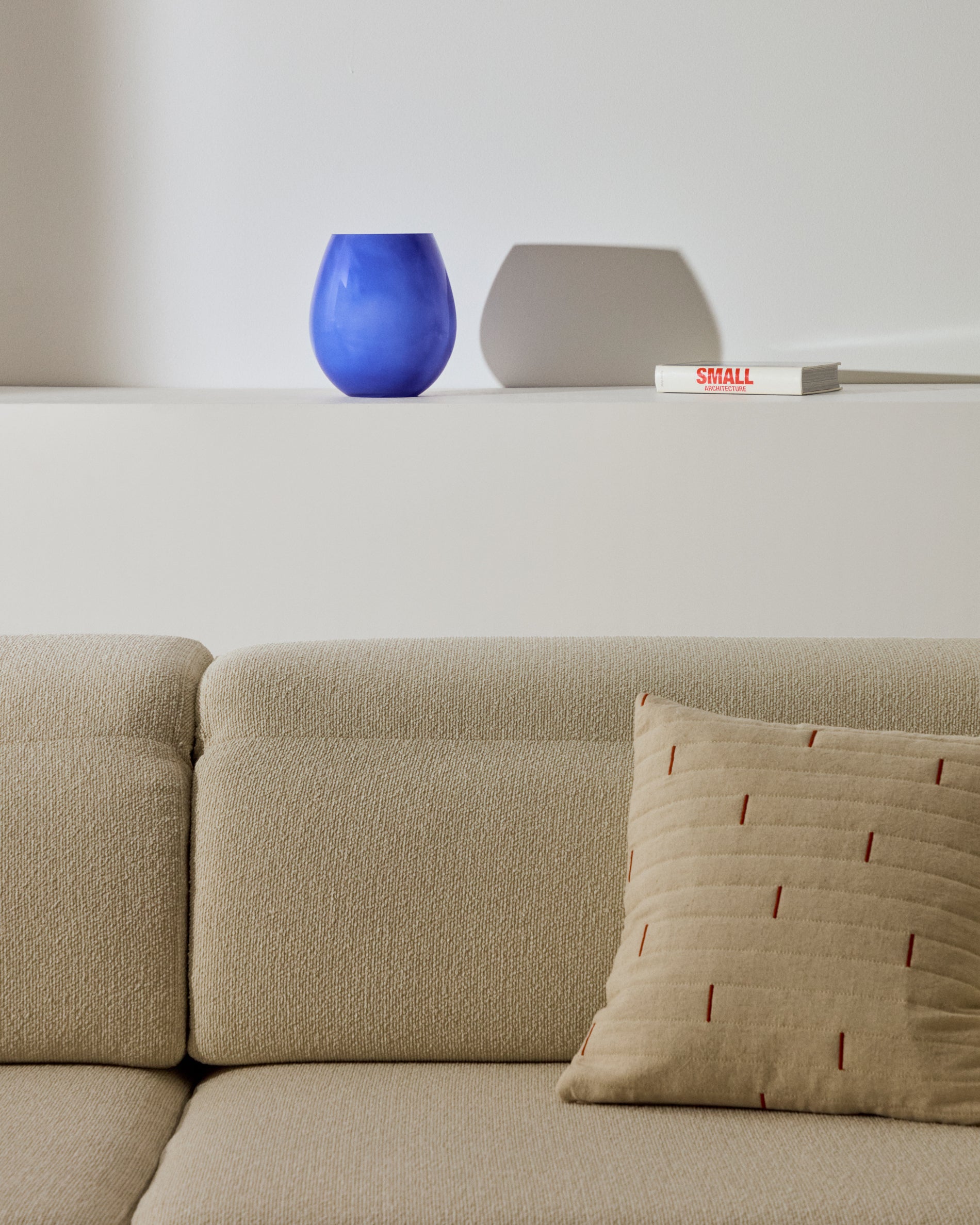 Kelse blue glass vase, 21 cm - Lifestyle