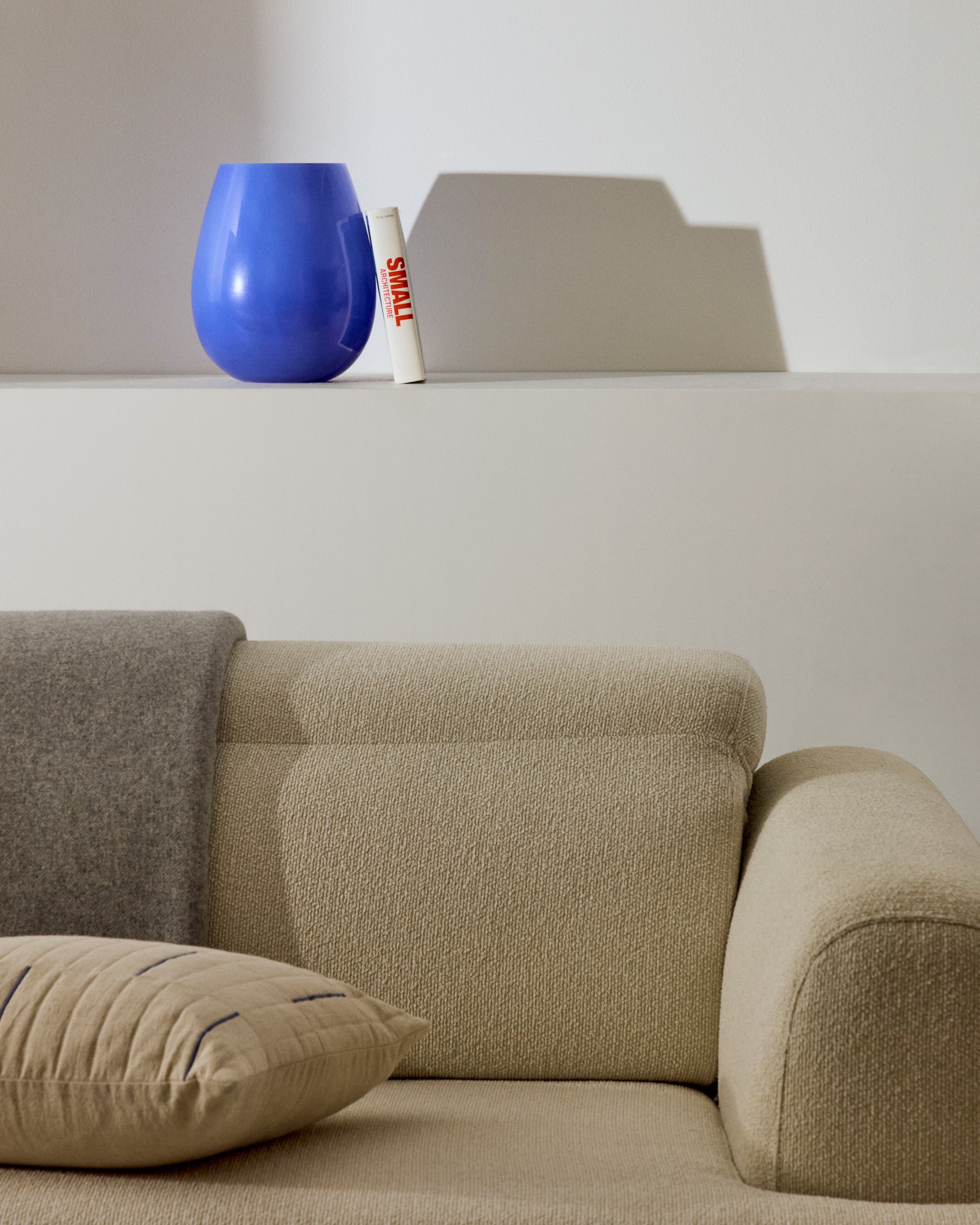 Kelse blue glass vase, 26 cm - Lifestyle